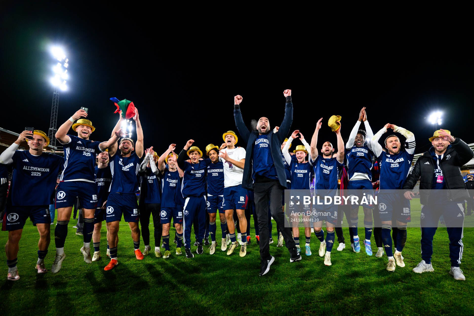Östers tränare Martin Foyston och spelare jublar