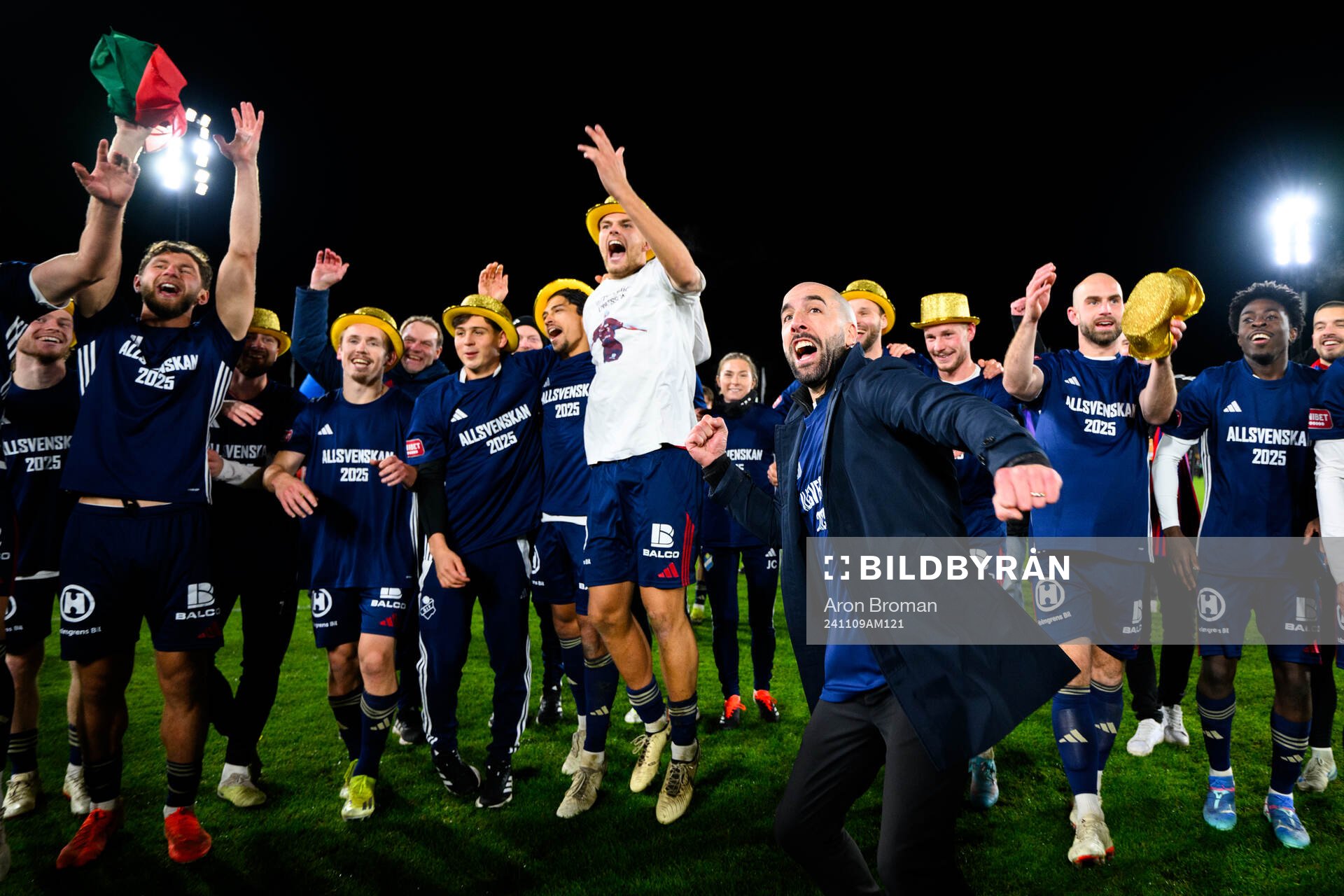 Östers tränare Martin Foyston och spelare jublar