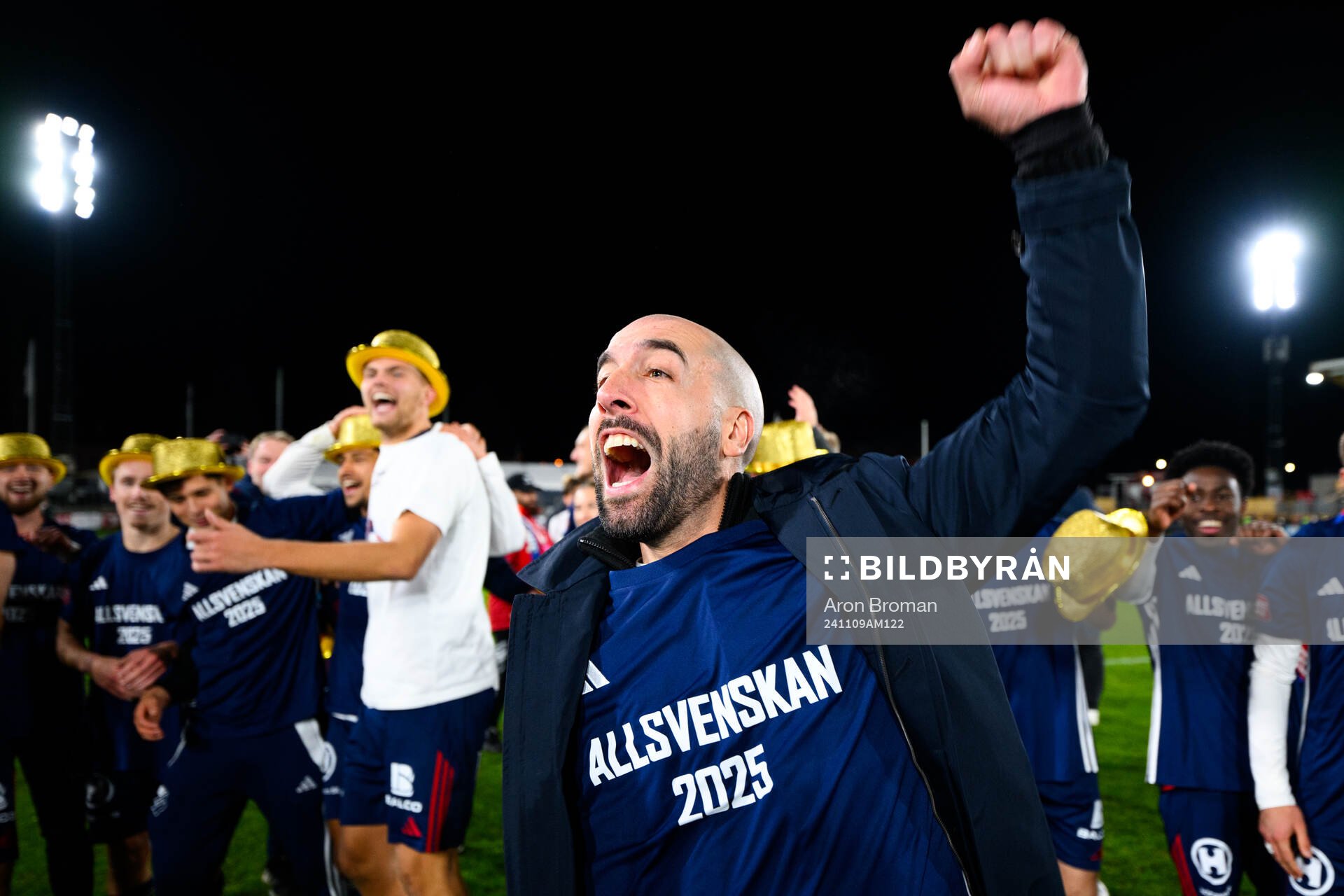 Östers tränare Martin Foyston jublar