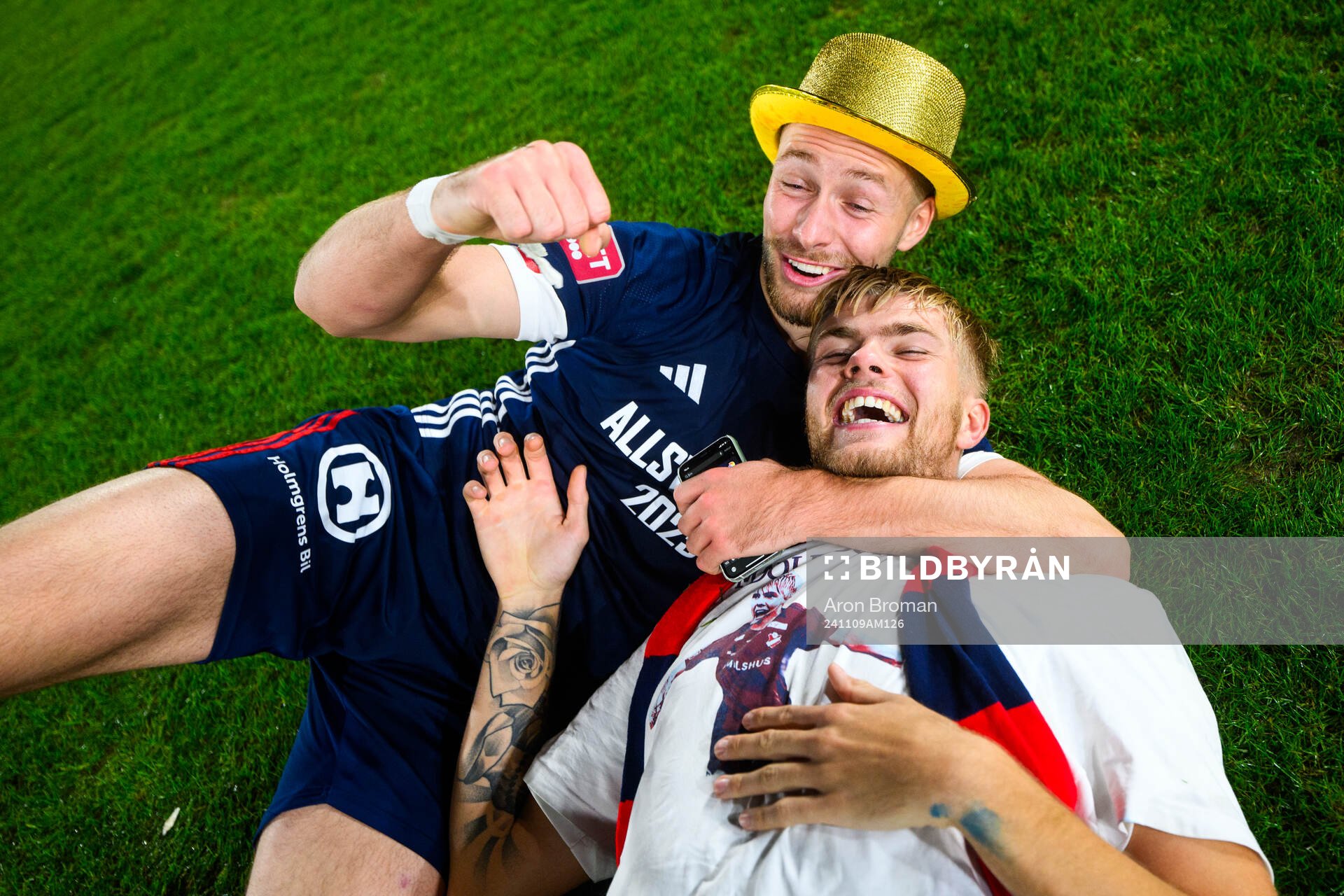 Östers Kevin Höög Jansson och Mattis Adolfsson jublar efter avancemang till Allsvenskan 2025 efter fotbollsmatchen i Superettan mellan Degerfors och Öster den 9 november 2024 i Degerfors.