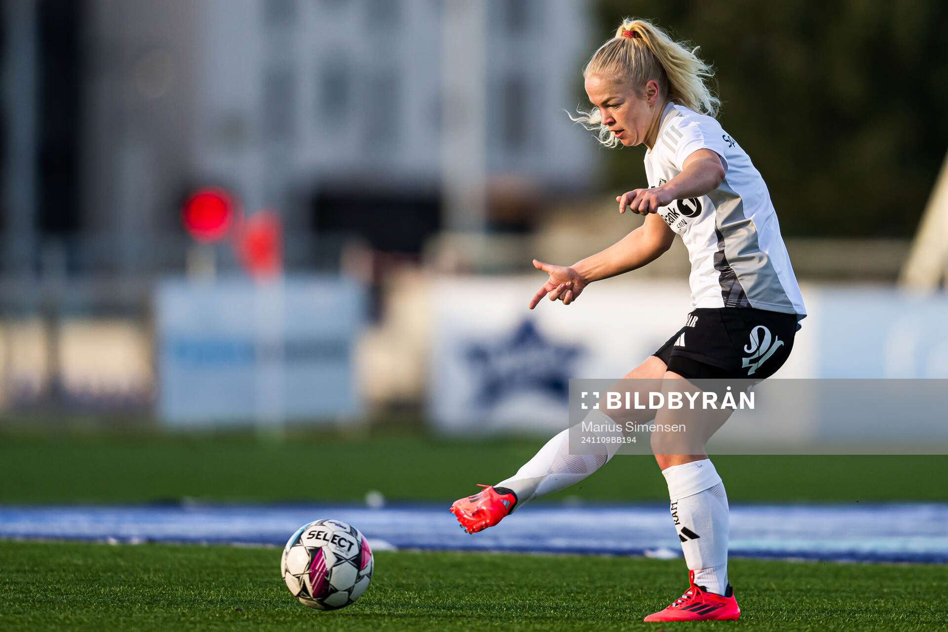 Beate Marcussen of Rosenborg warms up