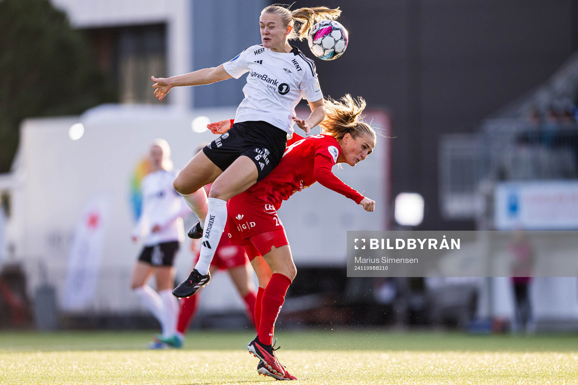 Elin Sørum of Rosenborg and Mathilde Kruse Madsen of Brann