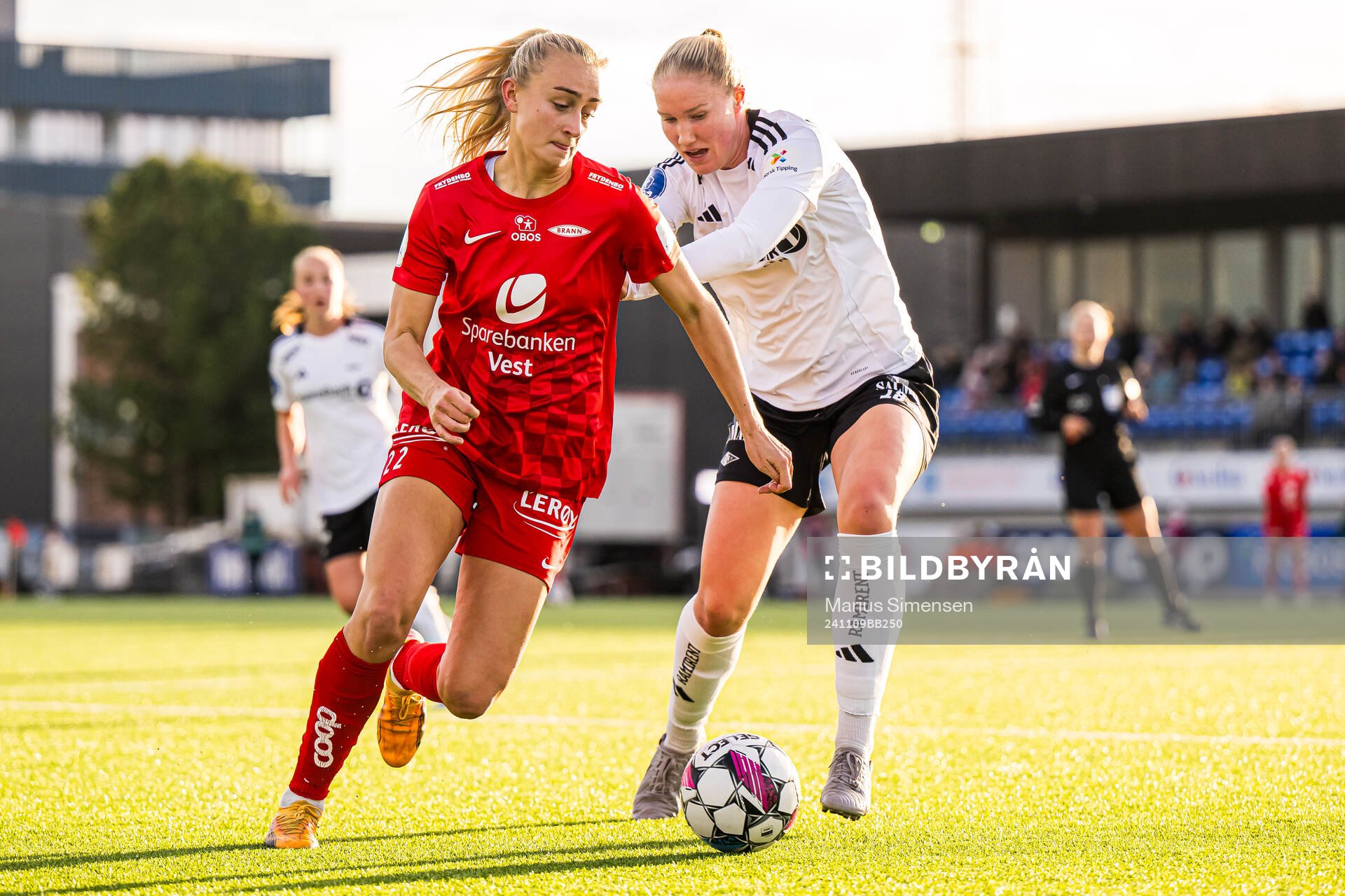Lauren Alison Davidson of Brann and Synne Amdahl Brønstad of Rosenborg during the Toppserien football match between Rosenborg and Brann on November 9, 2024 in Trondheim.