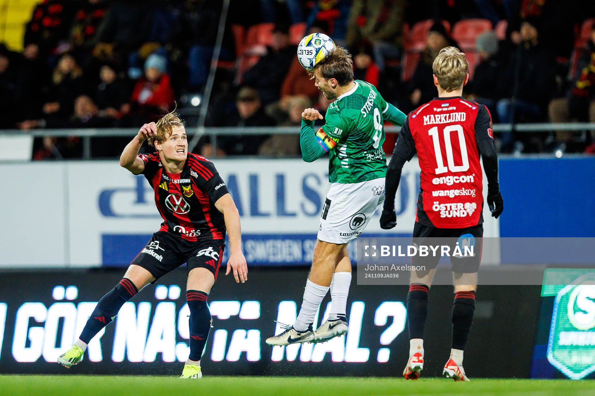 Östersunds Sebastian Karlsson Grach och Brages Jacob Stensson under fotbollsmatchen i Superettan mellan Östersund och Brage den 9 november 2024 i Östersund.