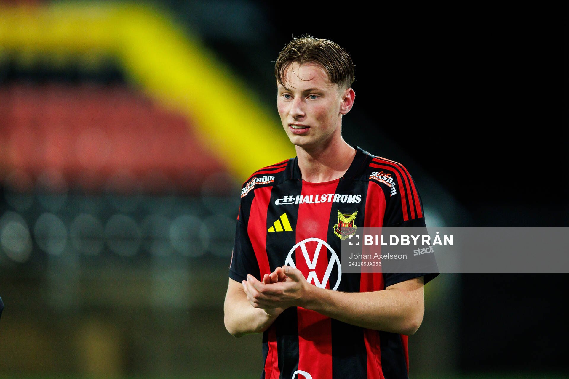 Östersunds Philip Bonde jublar efter fotbollsmatchen i Superettan mellan Östersund och Brage den 9 november 2024 i Östersund. 