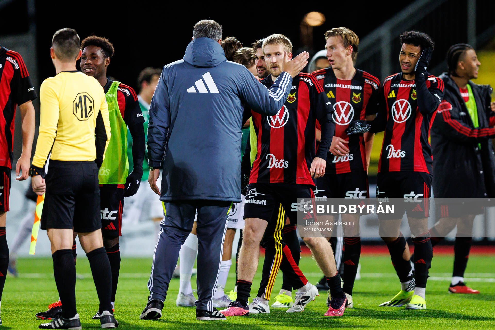 Östersunds Simon Kroon jublar