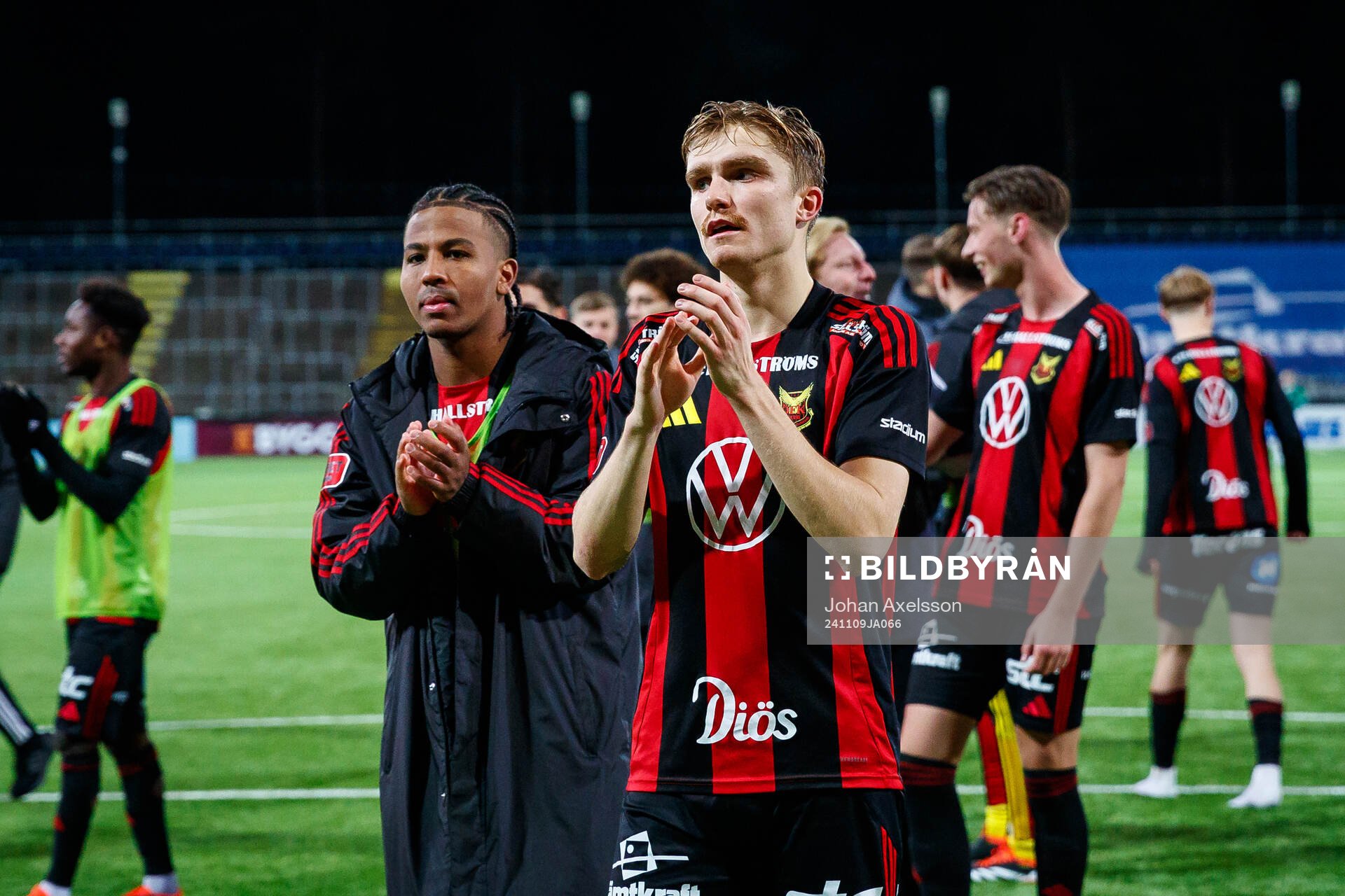 Östersunds Nebiyou Perry och Jakob Hedenquist jublar efter fotbollsmatchen i Superettan mellan Östersund och Brage den 9 november 2024 i Östersund.