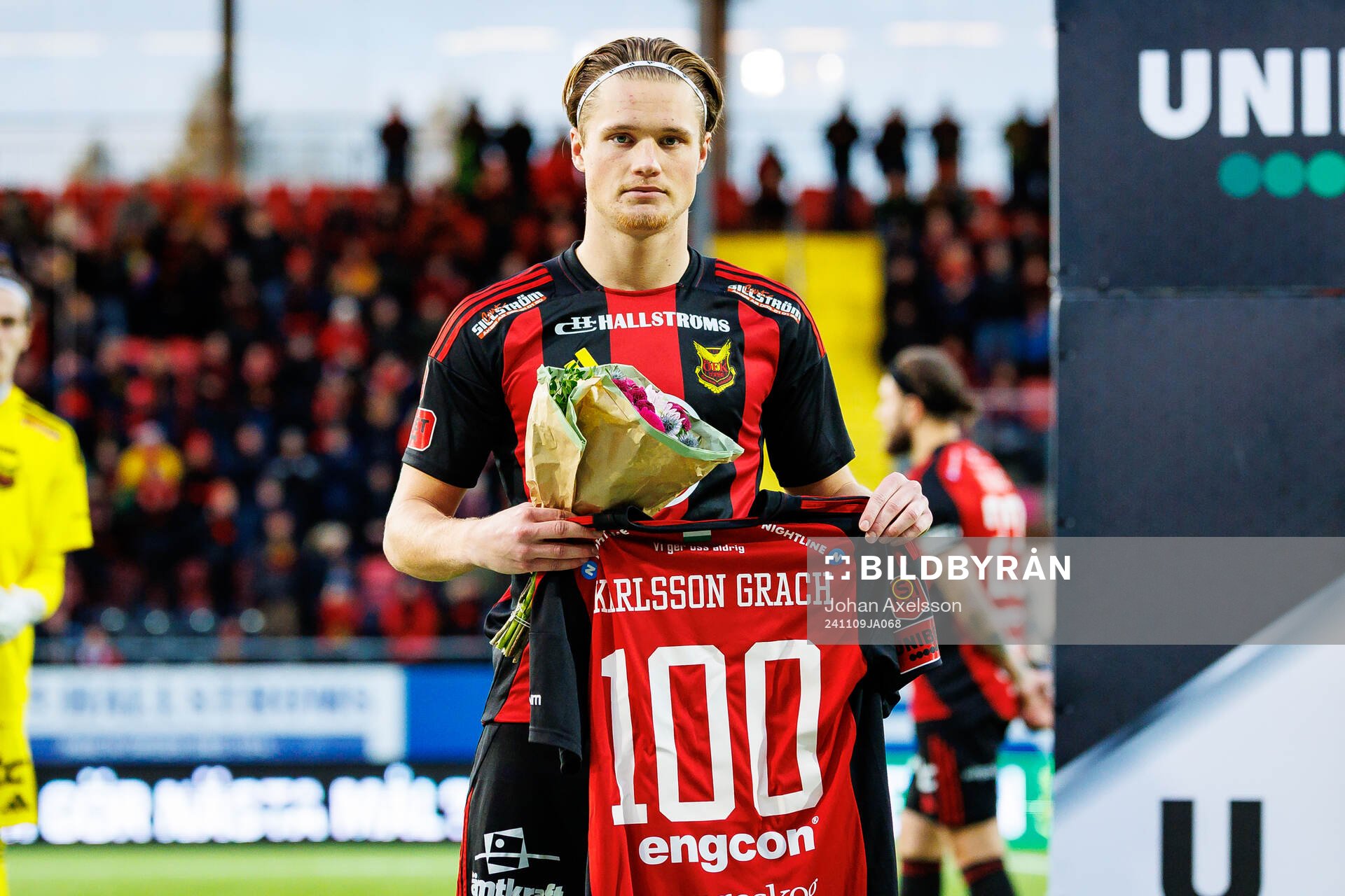 Östersunds Sebastian Karlsson Grach firar 100 matcher i Östersund inför fotbollsmatchen i Superettan mellan Östersund och Brage den 9 november 2024 i Östersund.