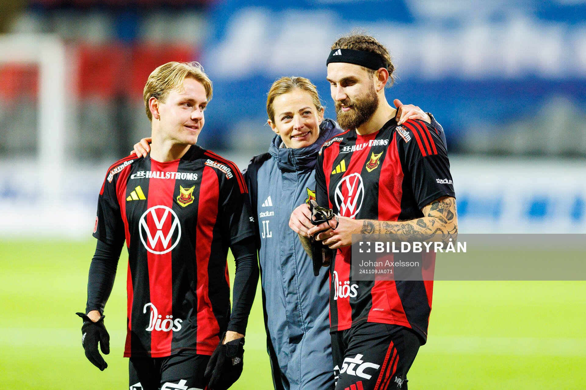 Östersunds Simon Marklund,fysio Jenny Larsson och Ali Suljic efter fotbollsmatchen i Superettan mellan Östersund och Brage den 9 november 2024 i Östersund.