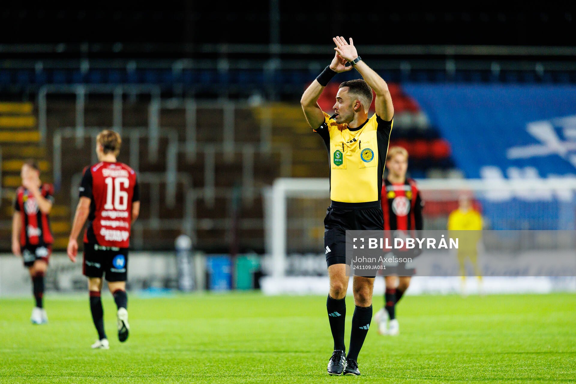Domare Jasmin Svraka under fotbollsmatchen i Superettan mellan Östersund och Brage den 9 november 2024 i Östersund. 