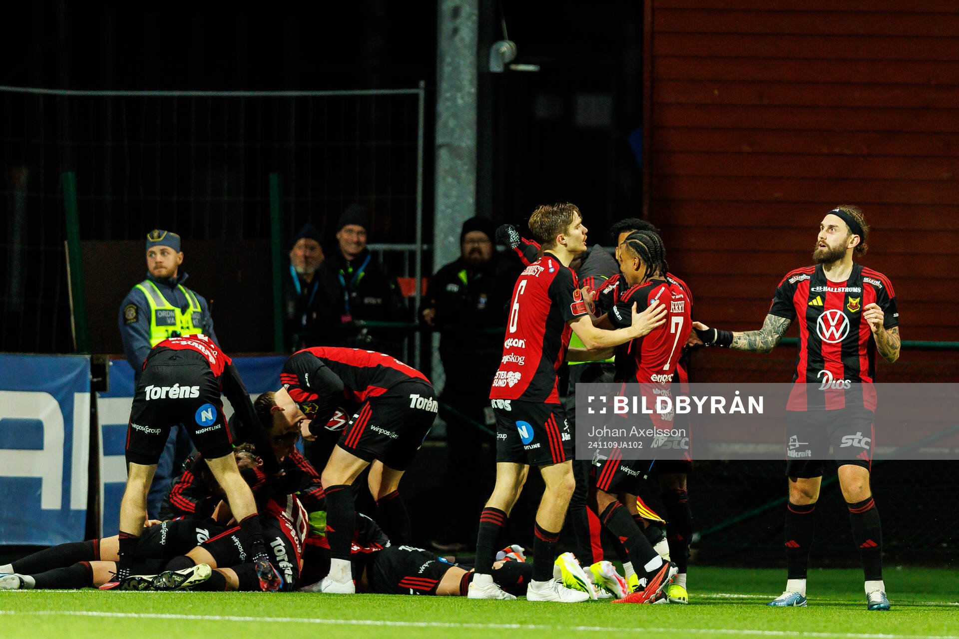 Östersunds Philip Bonde jublar med lagkamrater