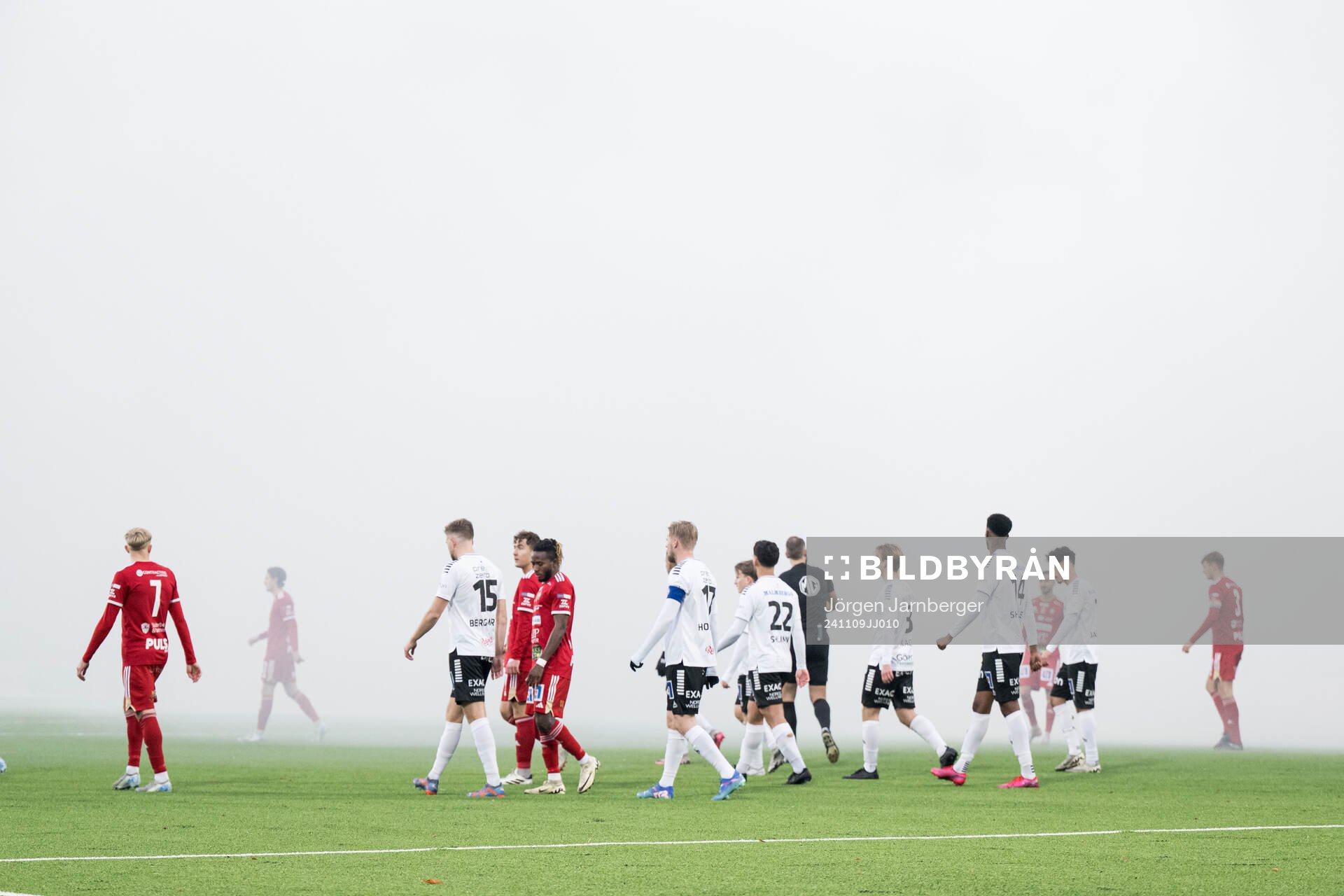 Domaren stoppar tillfälligt matchen