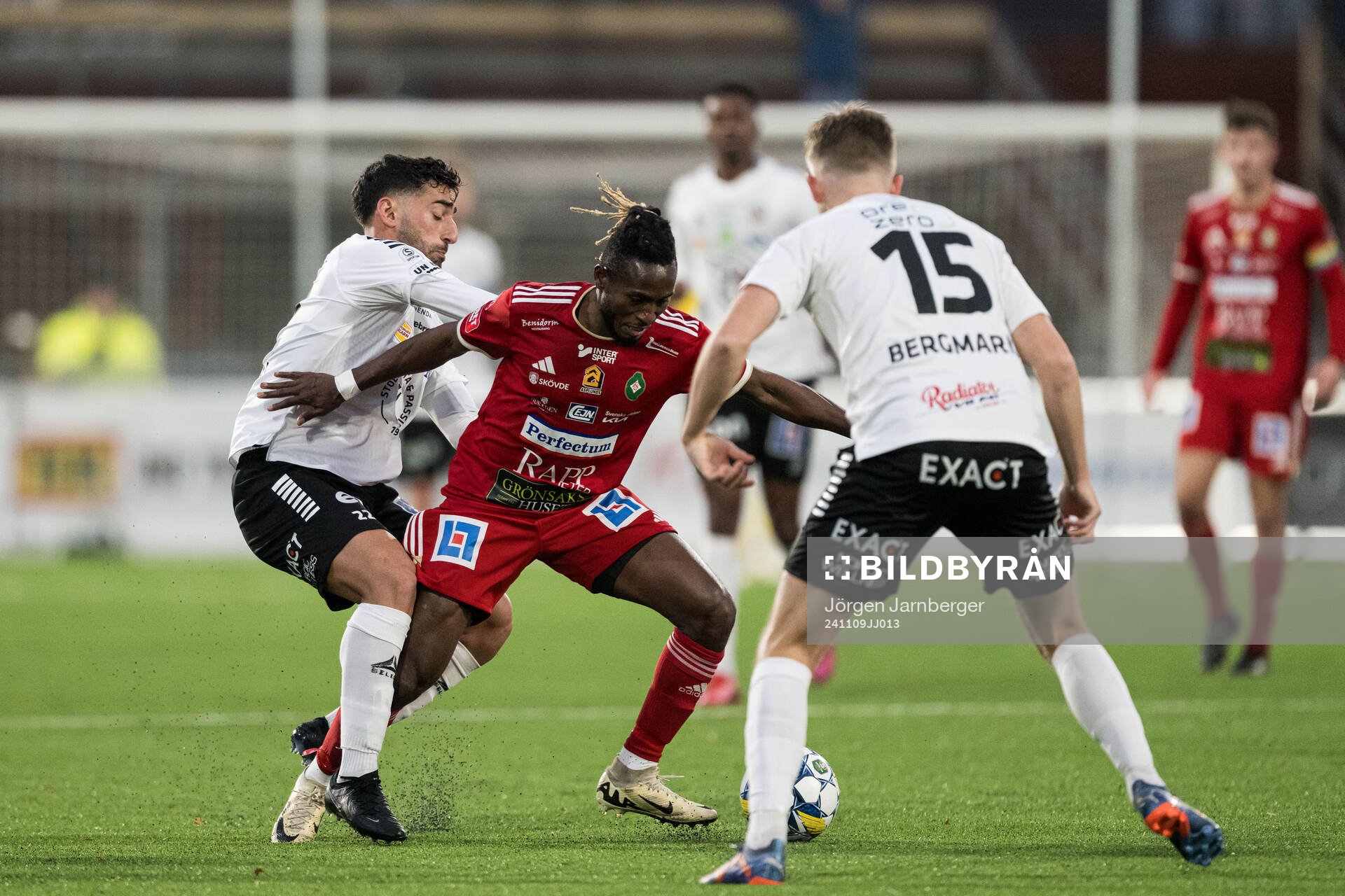 Örebros Lucas Shlimon och Skövde AIKs Mamudu Moro