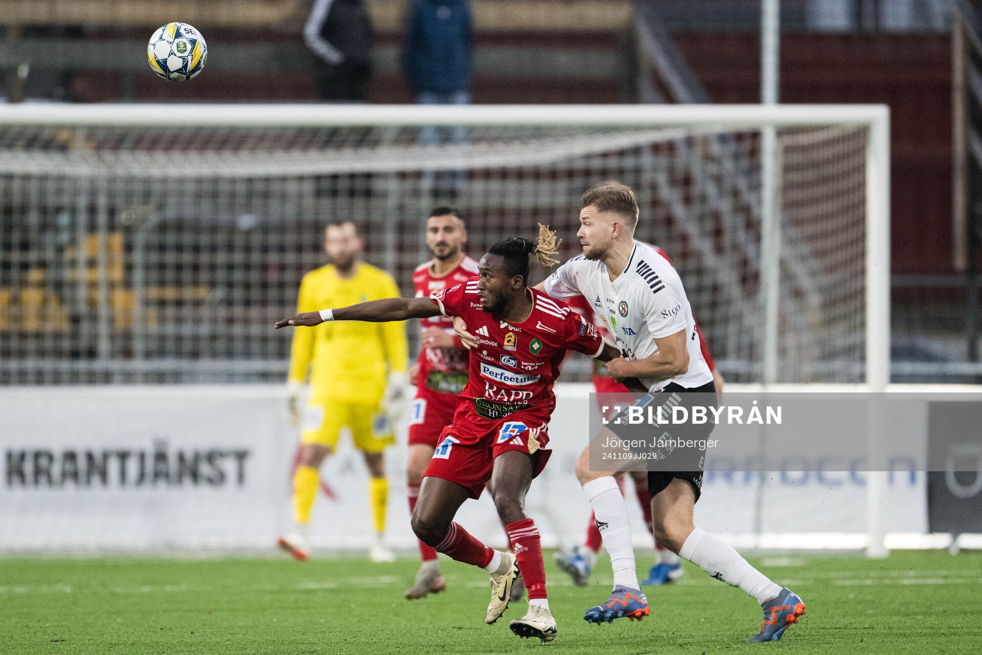 Skövde AIKs Mamudu Moro och Örebros Niclas Bergmark