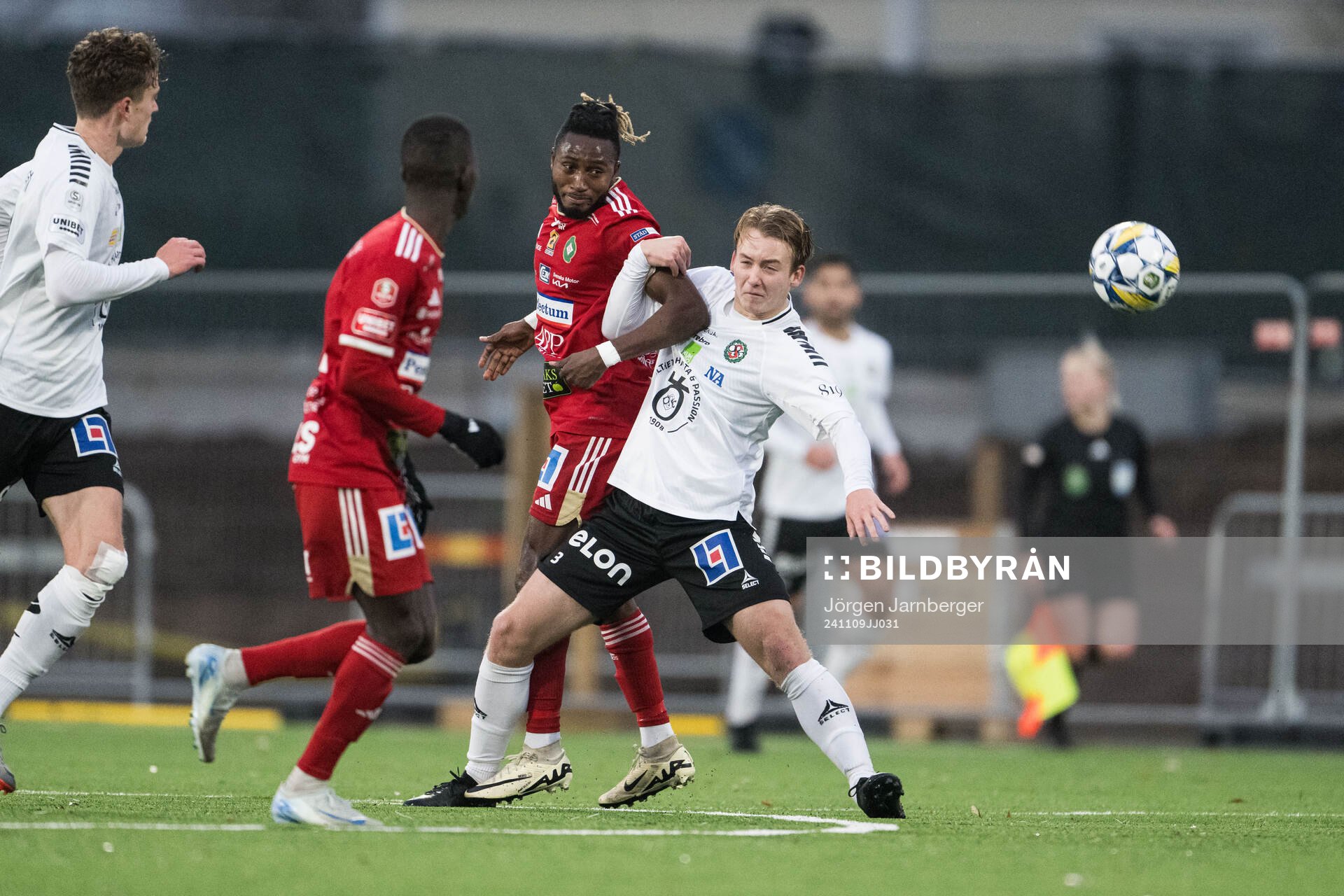 Skövde AIKs Mamudu Moro och Örebros Oskar Käck
