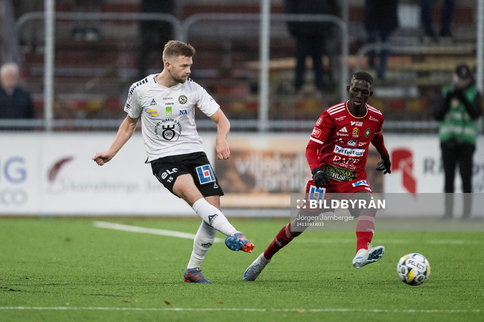 Örebros Niclas Bergmark och Skövde AIKs Mamadou Ousmane