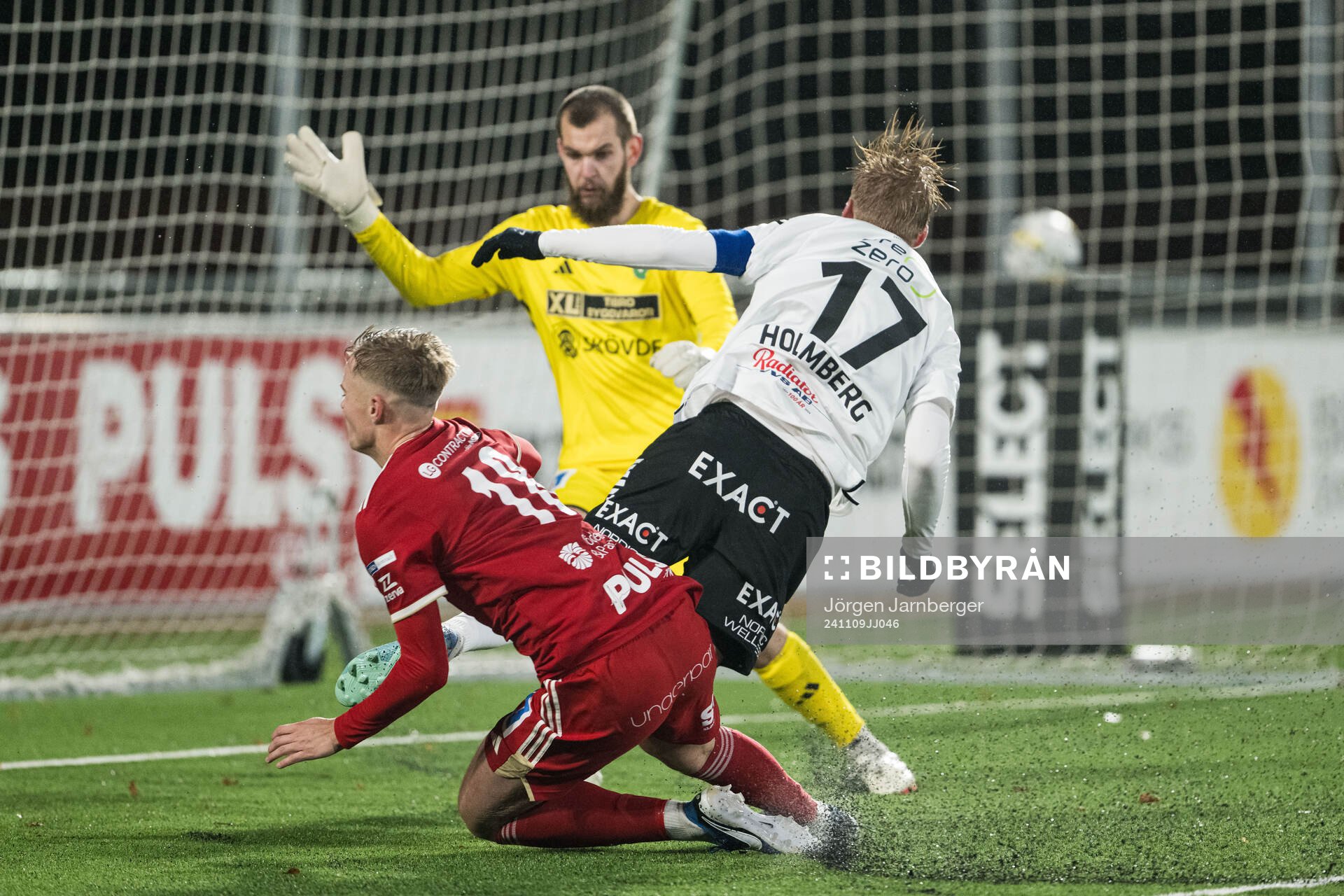Skövde AIKs Edvin Tellgren och Örebros Karl Holmberg och