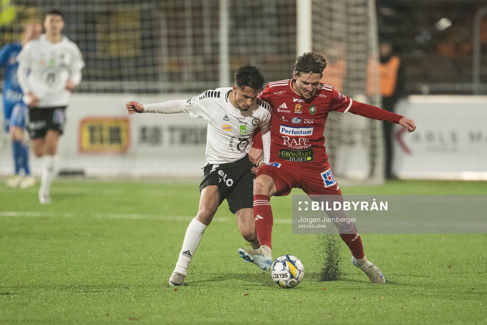 Örebros Elias Barsoum och Skövde AIKs Fritiof Hellichius under fotbollsmatchen i Superettan mellan Skövde AIK och Örebro den 9 november 2024 i Skövde.
