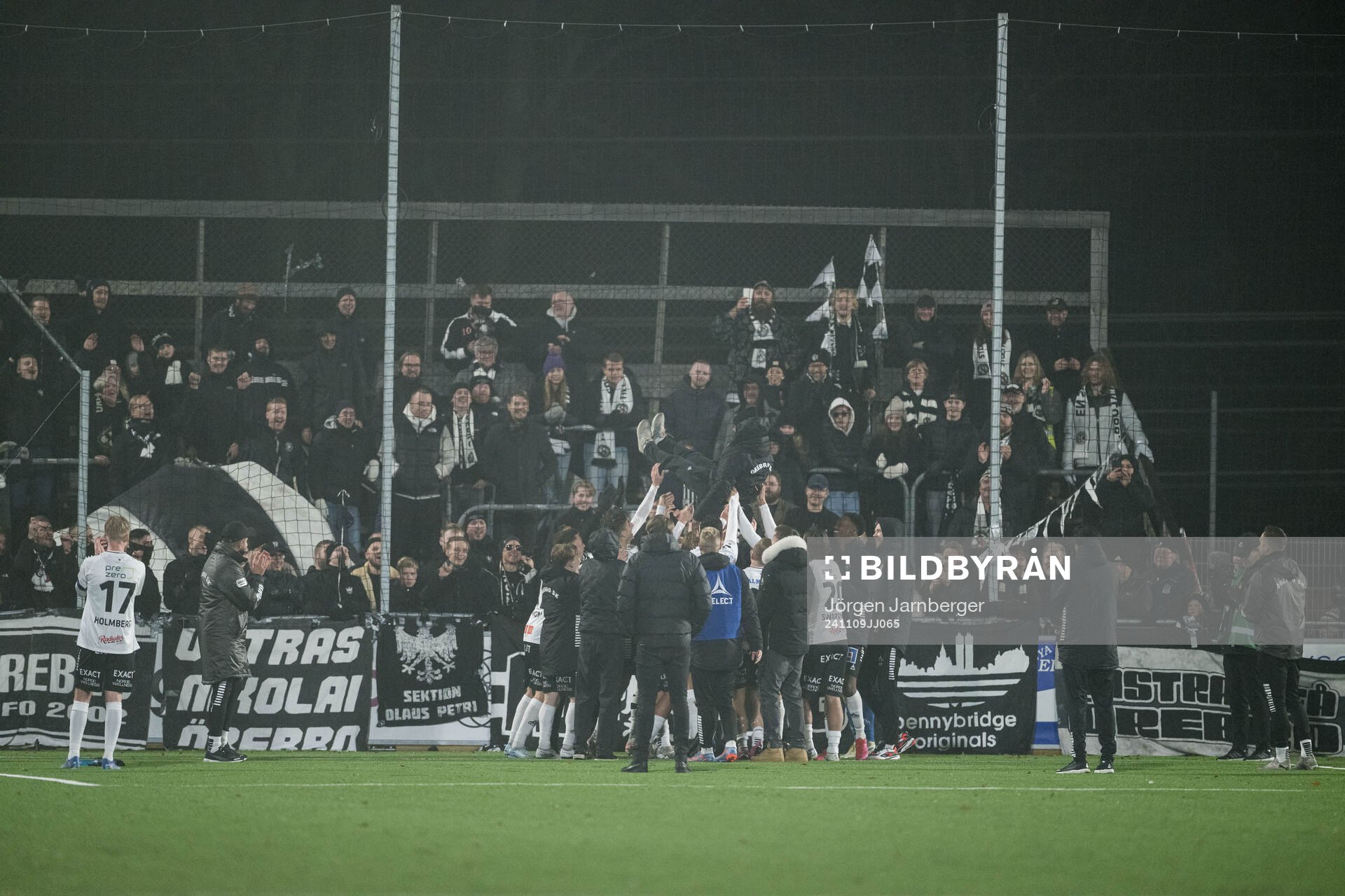 Örebros spelare jublar med supportrar