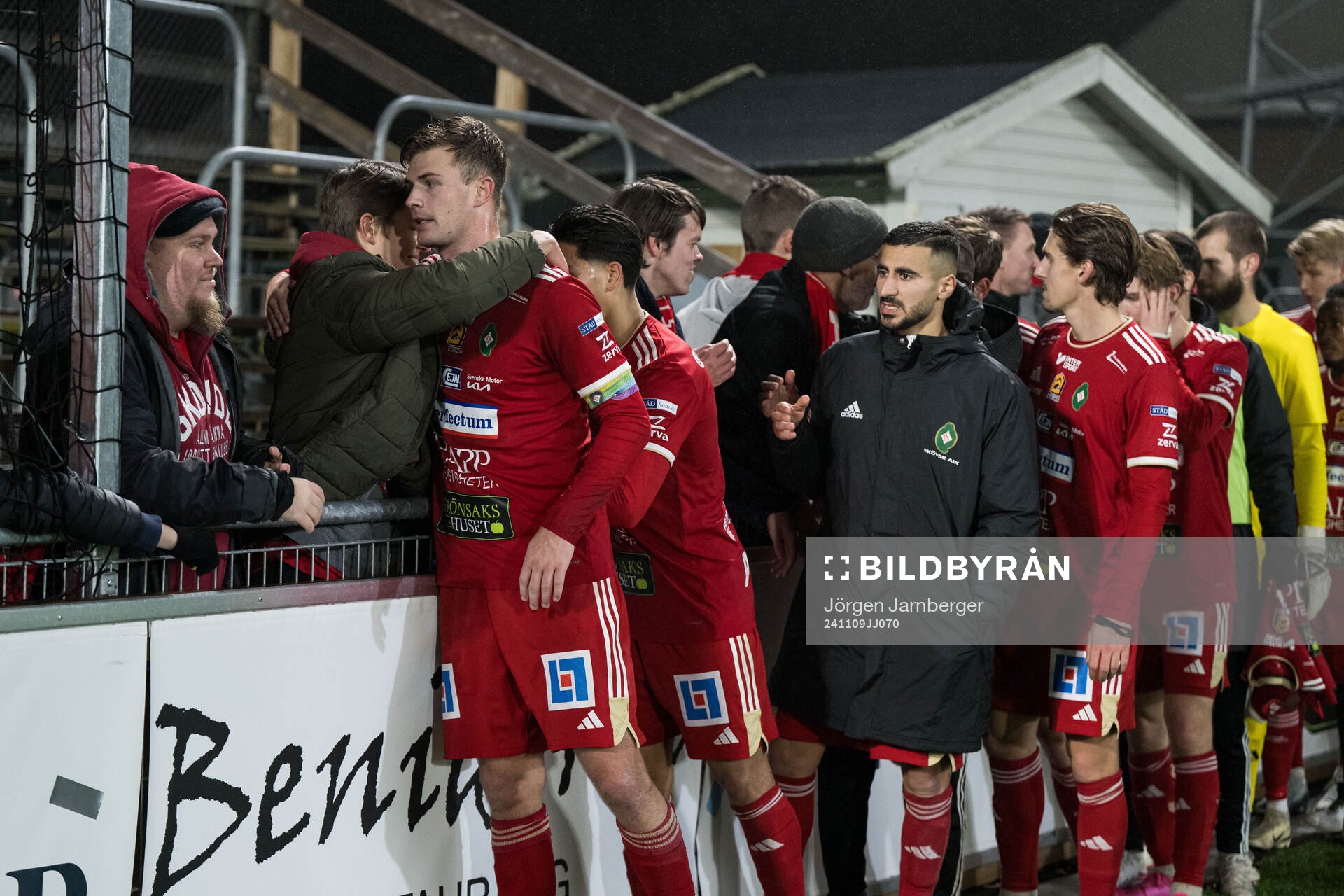 Skövde spelare tackar supportrarna