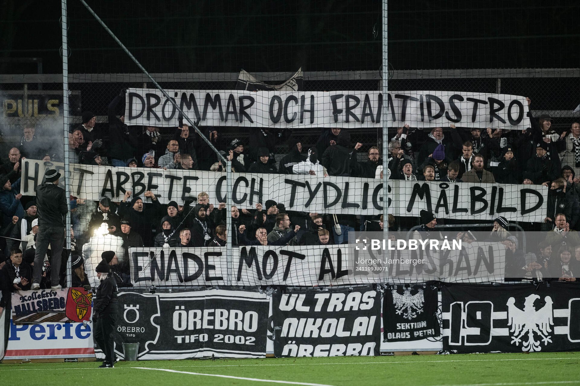 Örebro supportar med banderoll