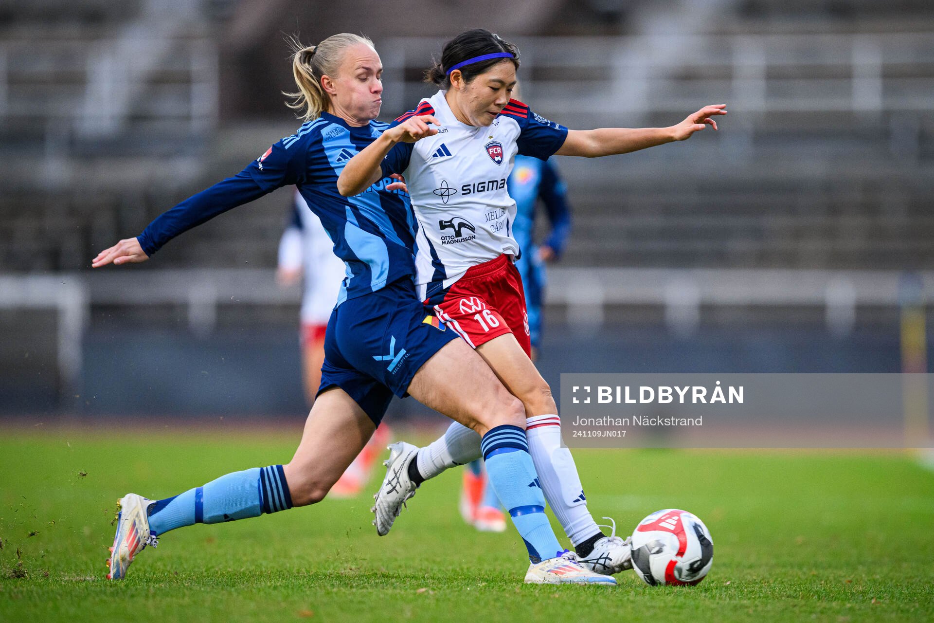 Djurgårdens Matilda Plan och Rosengårds Mai Kadowaki under fotbollsmatchen i Damallsvenskan mellan Djurgården och Rosengård den 9 november 2024 i Stockholm.