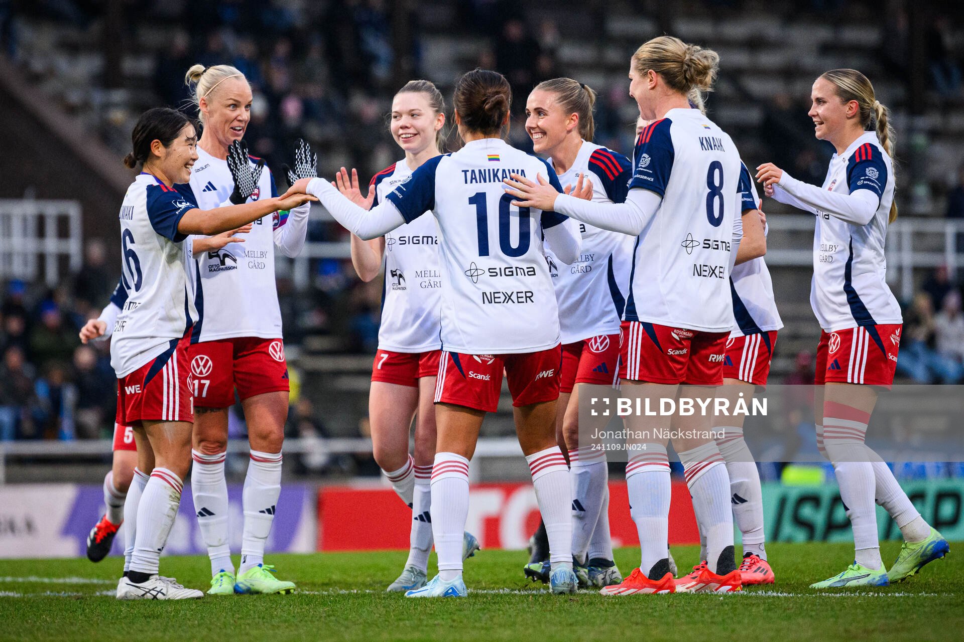 Rosengårds Momoko Tanikawa jublar med lagkamrater