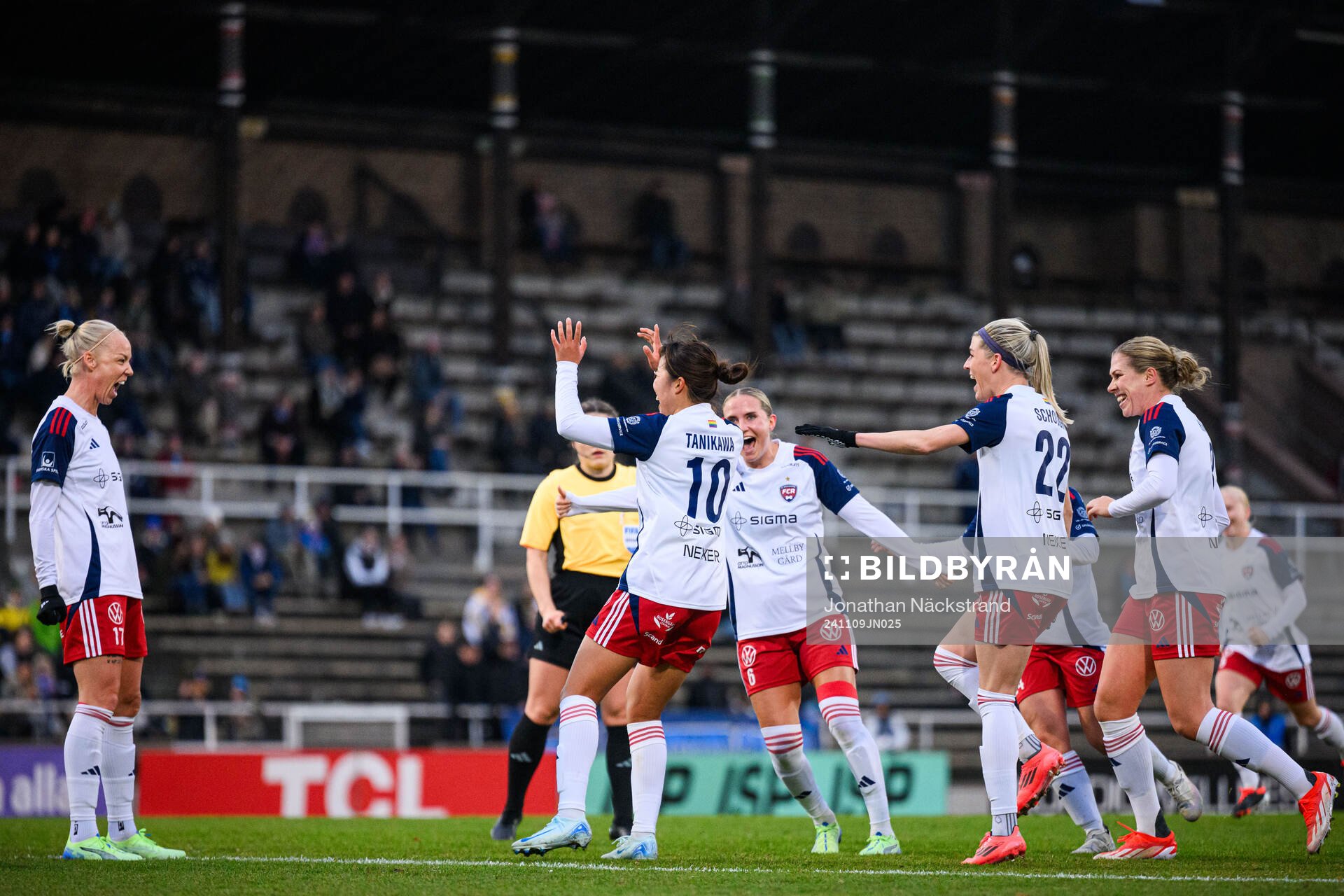 Rosengårds Momoko Tanikawa jublar med lagkamrater