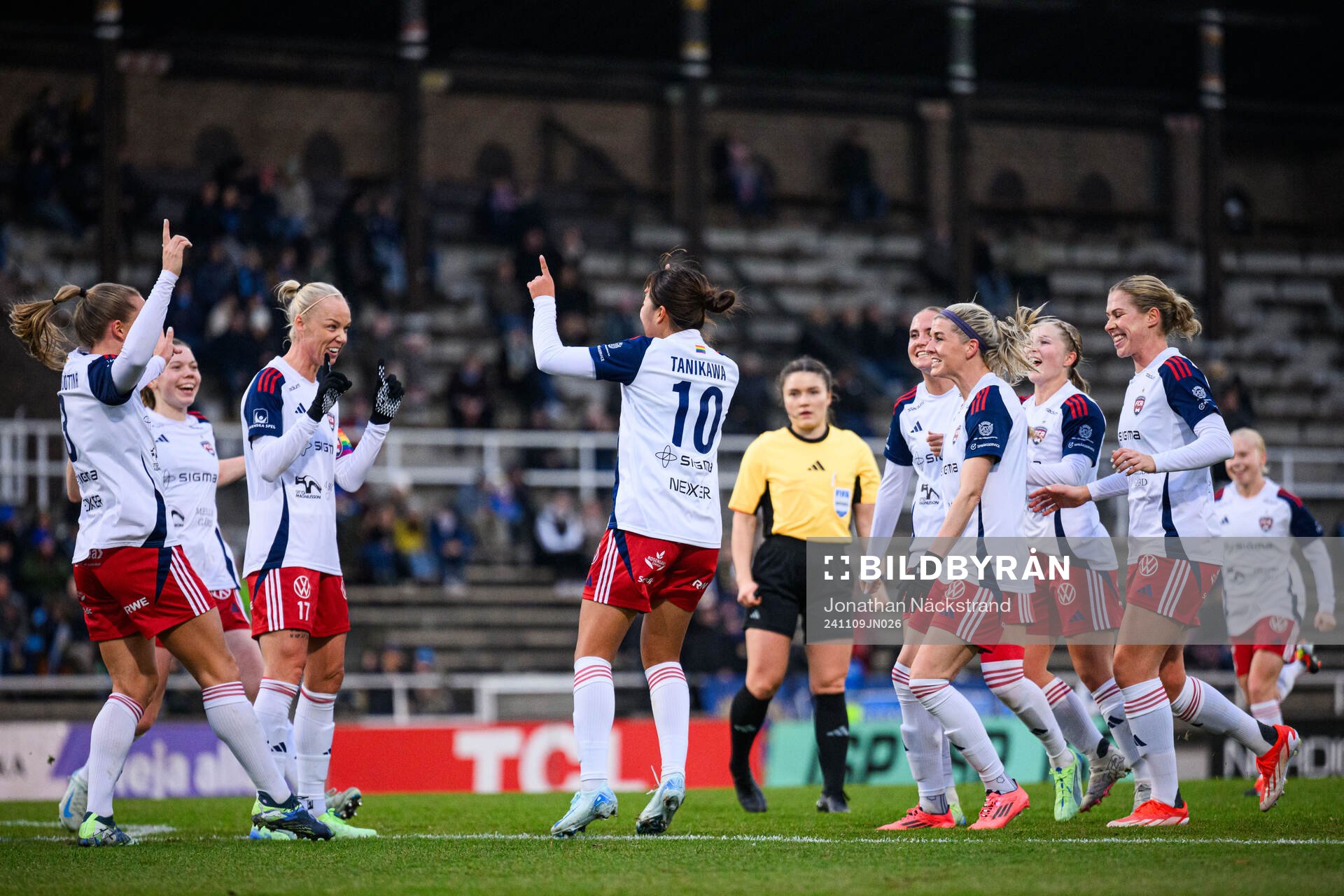 Rosengårds Momoko Tanikawa jublar med lagkamrater