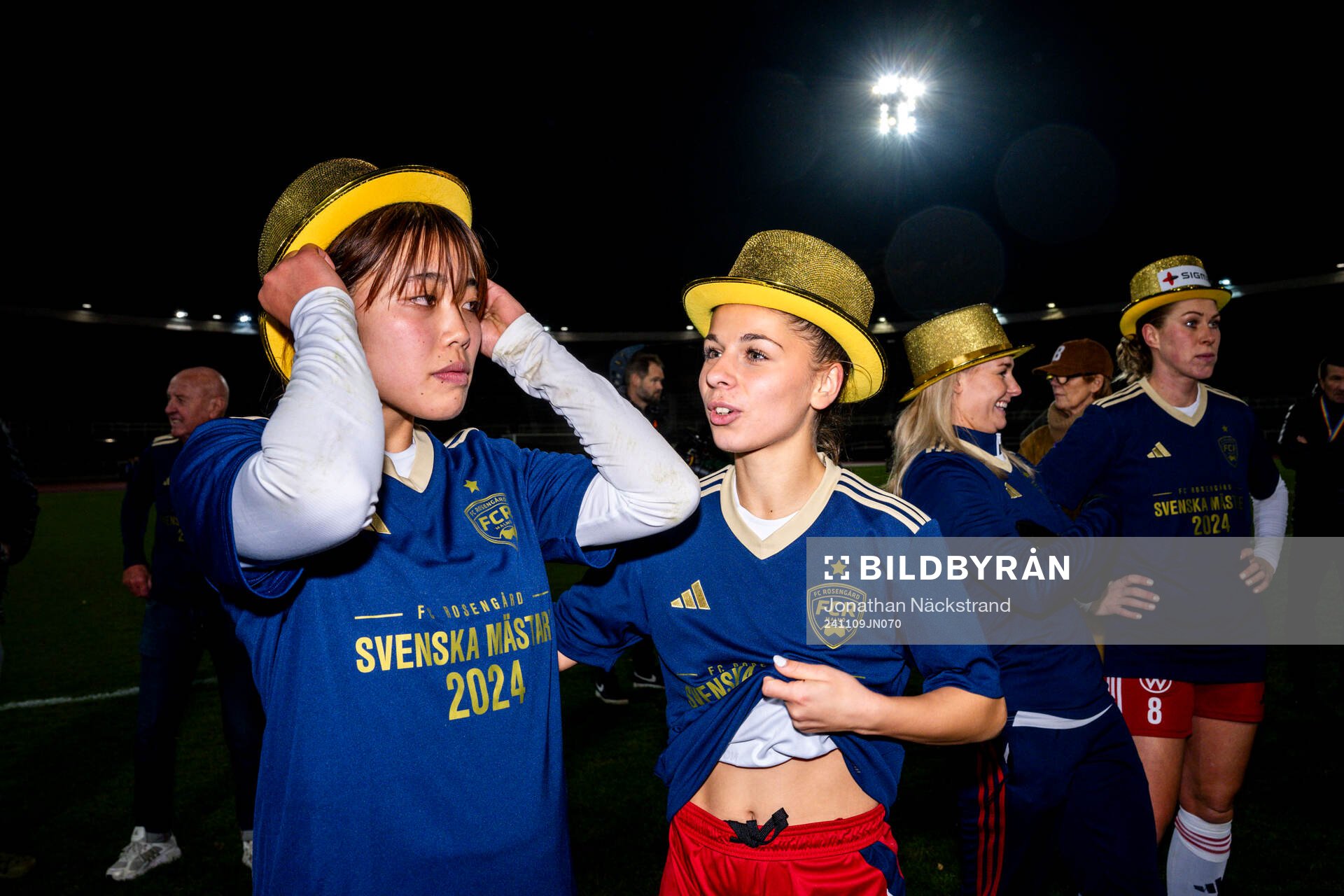Rosengårds Momoko Tanikawa och Mikaela Stojanovska jublar