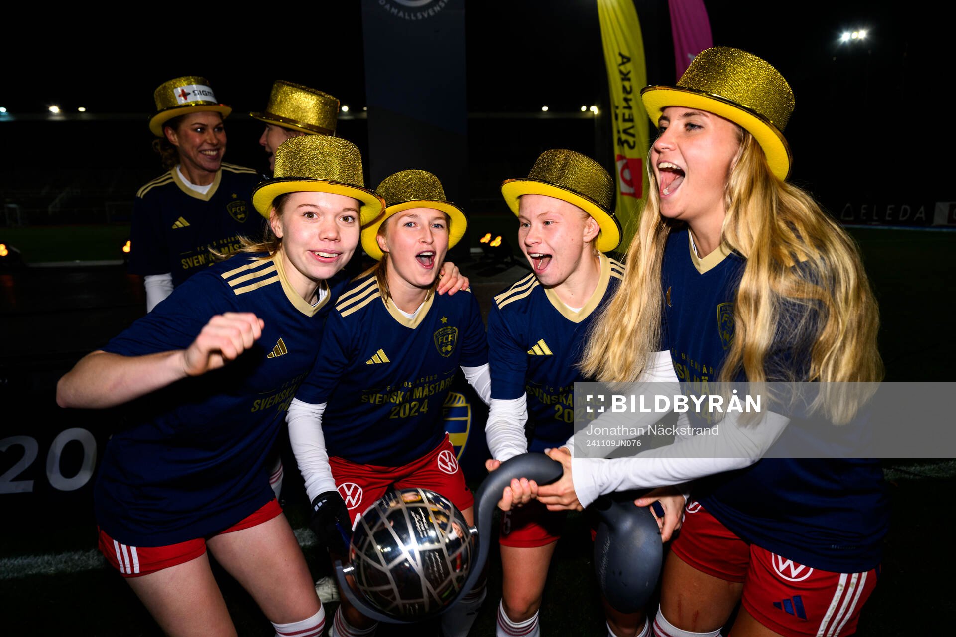 Rosengårds Bea Sprung, Hanna Andersson, Anni Hartikainen och Ria Noora Minerva Öling jublar med Kronprinsessan Victorias pokal efter fotbollsmatchen i Damallsvenskan mellan Djurgården och Rosengård den 9 november 2024 i Stockholm.