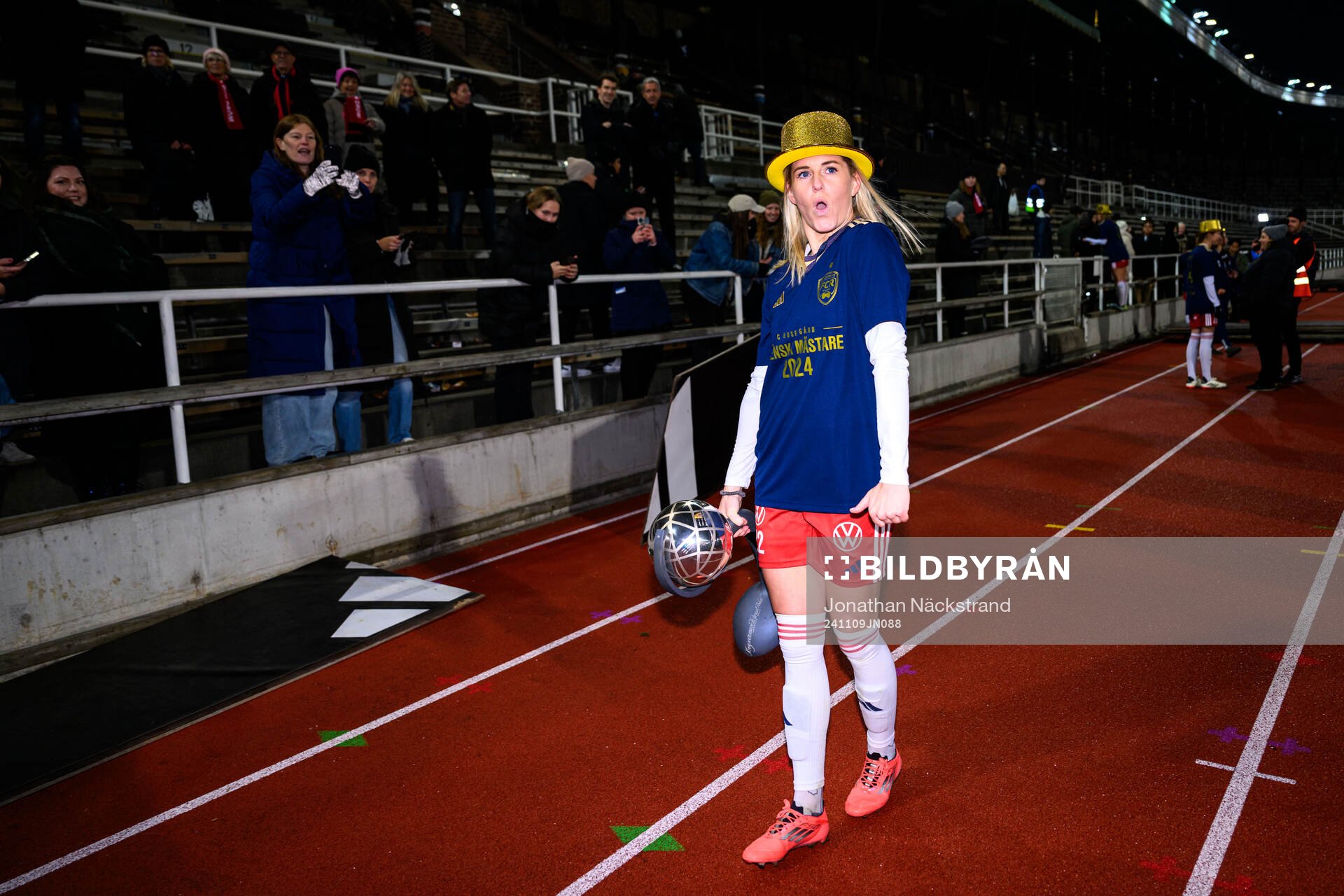 Rosengårds Olivia Schough jublar med Kronprinsessan Victorias pokal efter fotbollsmatchen i Damallsvenskan mellan Djurgården och Rosengård den 9 november 2024 i Stockholm.