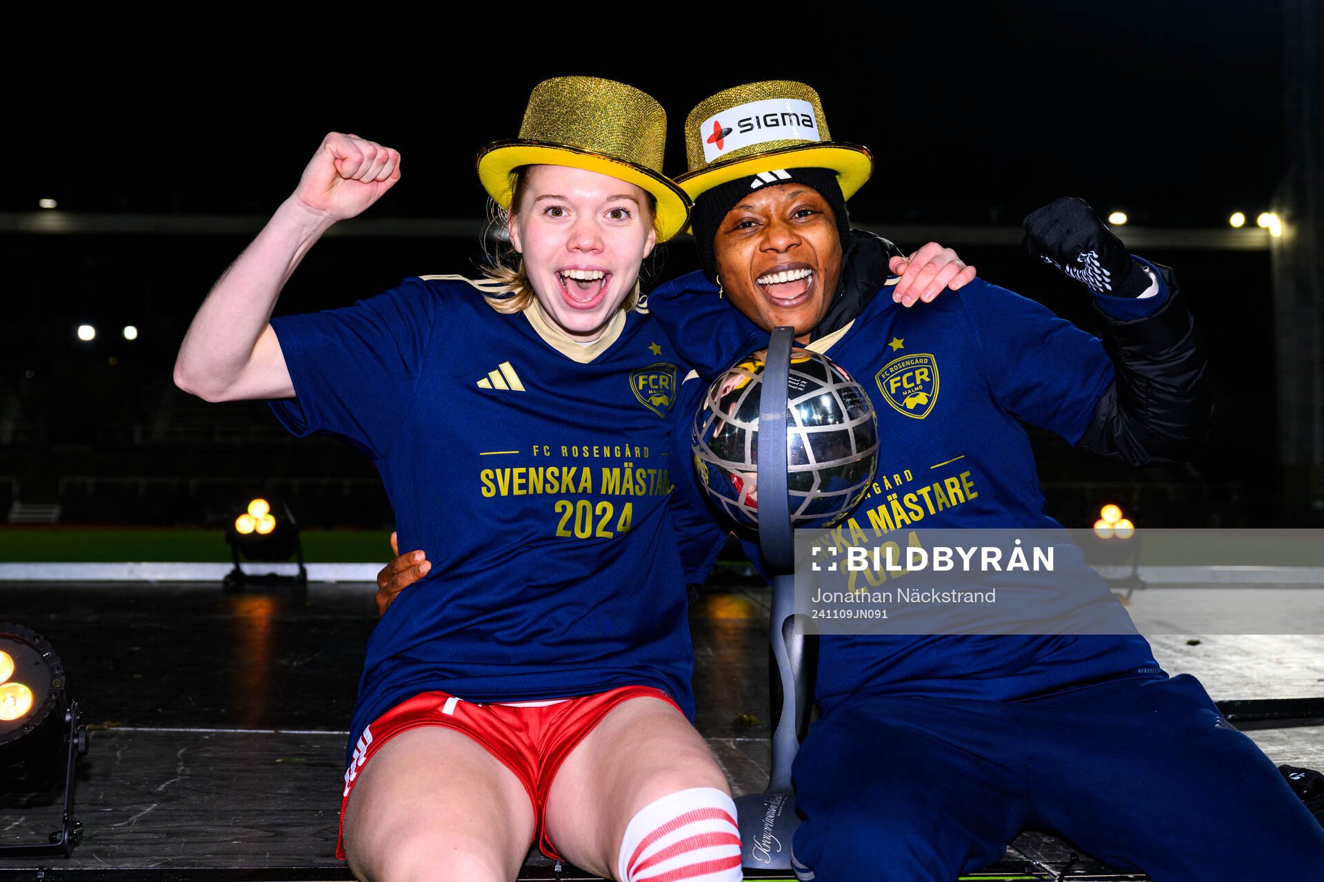 Rosengårds Bea Sprung och Halimatu Ayinde jublar med