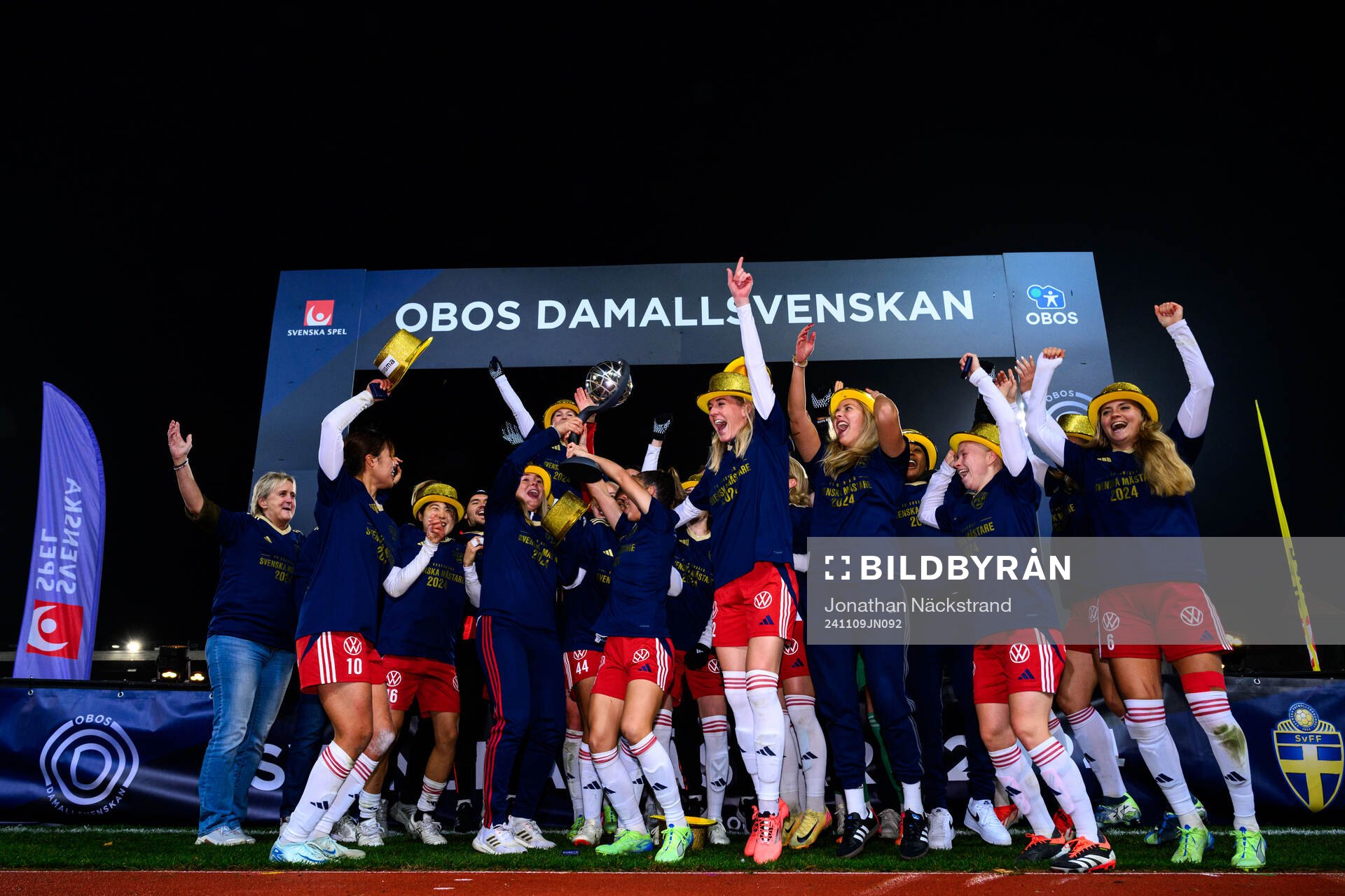 Rosengårds spelare jublar med Kronprinsessan Victorias