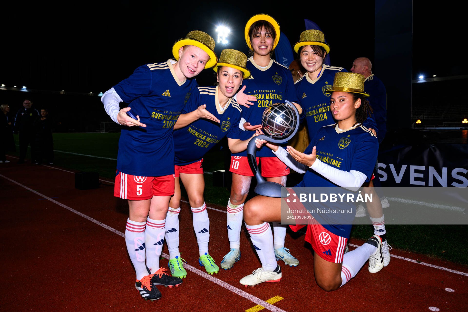 Rosengårds Anni Hartikainen, Mikaela Stojanovska, Momoko Tanikawa, Mai Kadowaki och Jo-Anne Agbor Tataw Cronquist jublar med Kronprinsessan Victorias pokal efter fotbollsmatchen i Damallsvenskan mellan Djurgården och Rosengård den 9 november 2024 i Stockholm.
