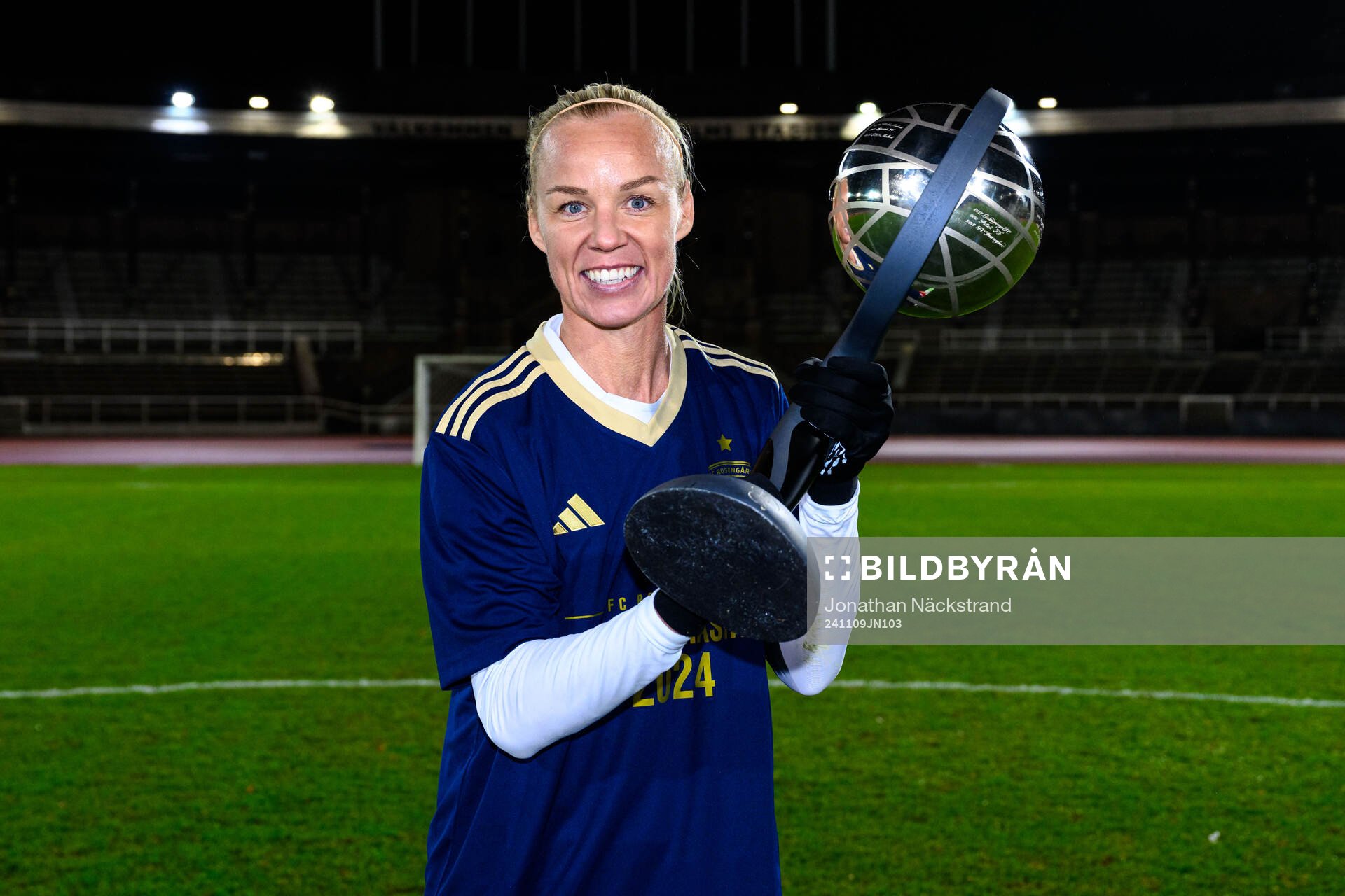 Rosengårds Caroline Seger jublar med Kronprinsessan Victorias pokal efter fotbollsmatchen i Damallsvenskan mellan Djurgården och Rosengård den 9 november 2024 i Stockholm.