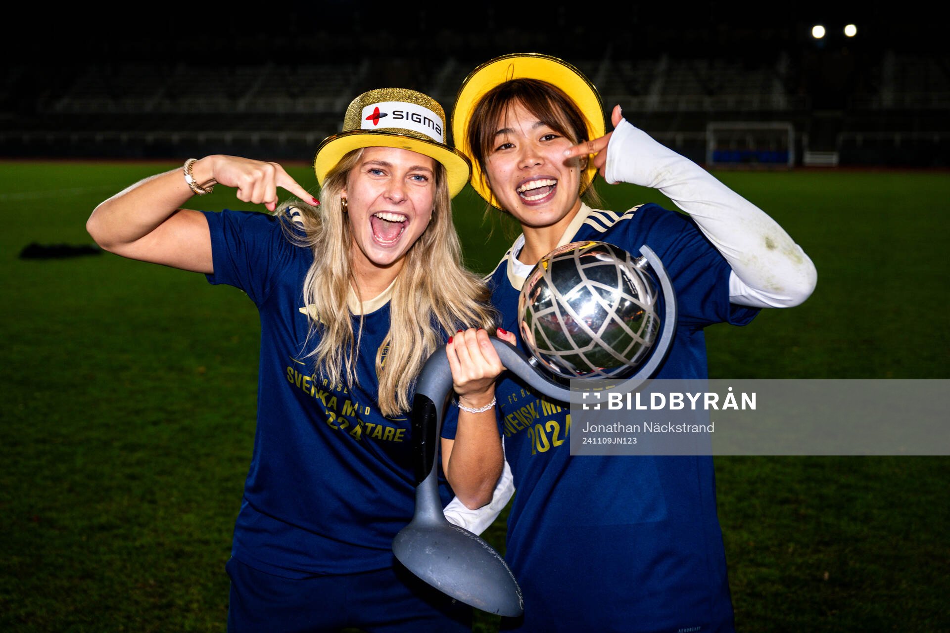 Rosengårds Olivia Holdt och Momoko Tanikawa  jublar