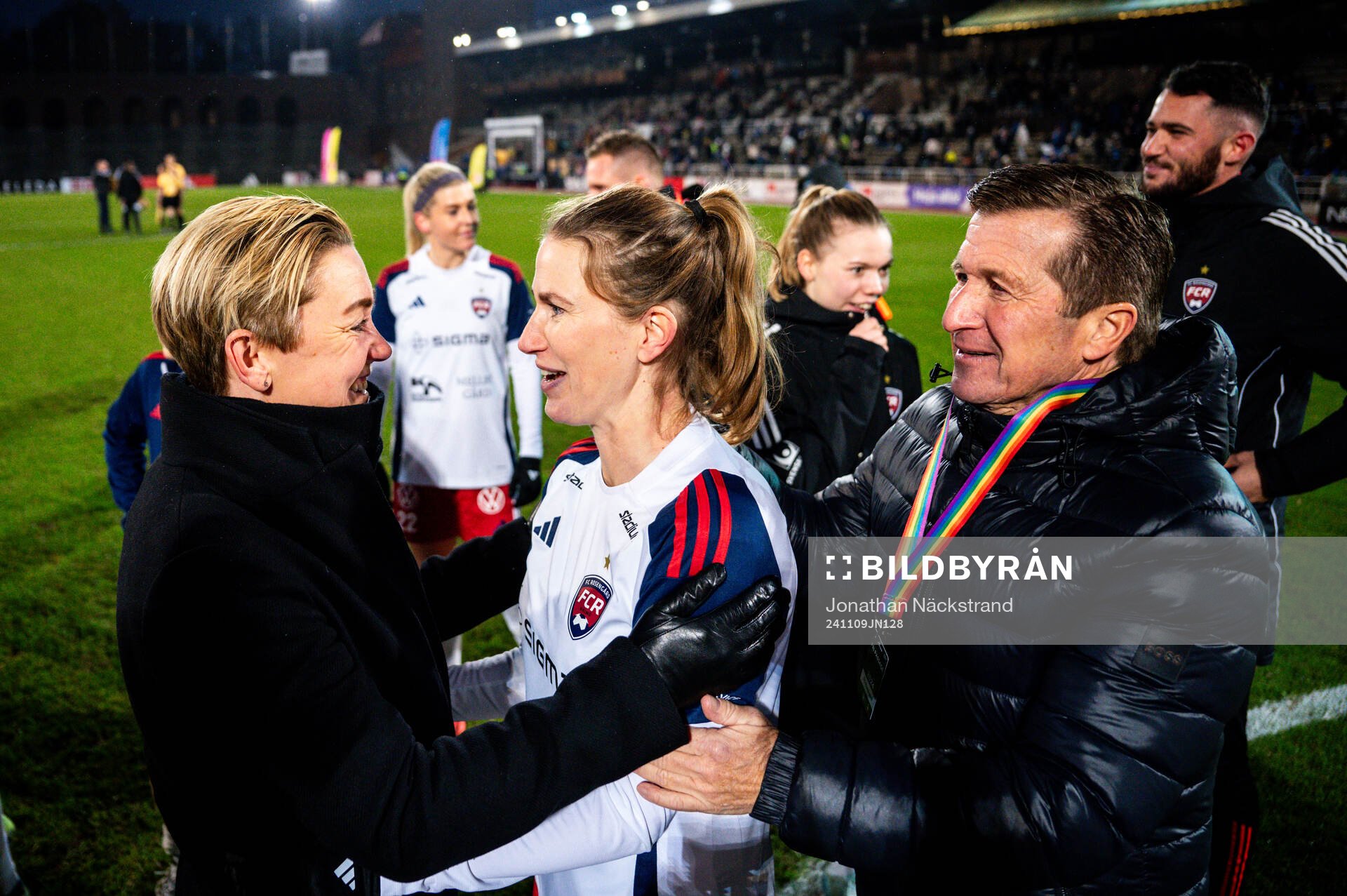 Rosengårds sportchef Therese Sjögran och Emma Berglund jublar efter fotbollsmatchen i Damallsvenskan mellan Djurgården och Rosengård den 9 november 2024 i Stockholm.