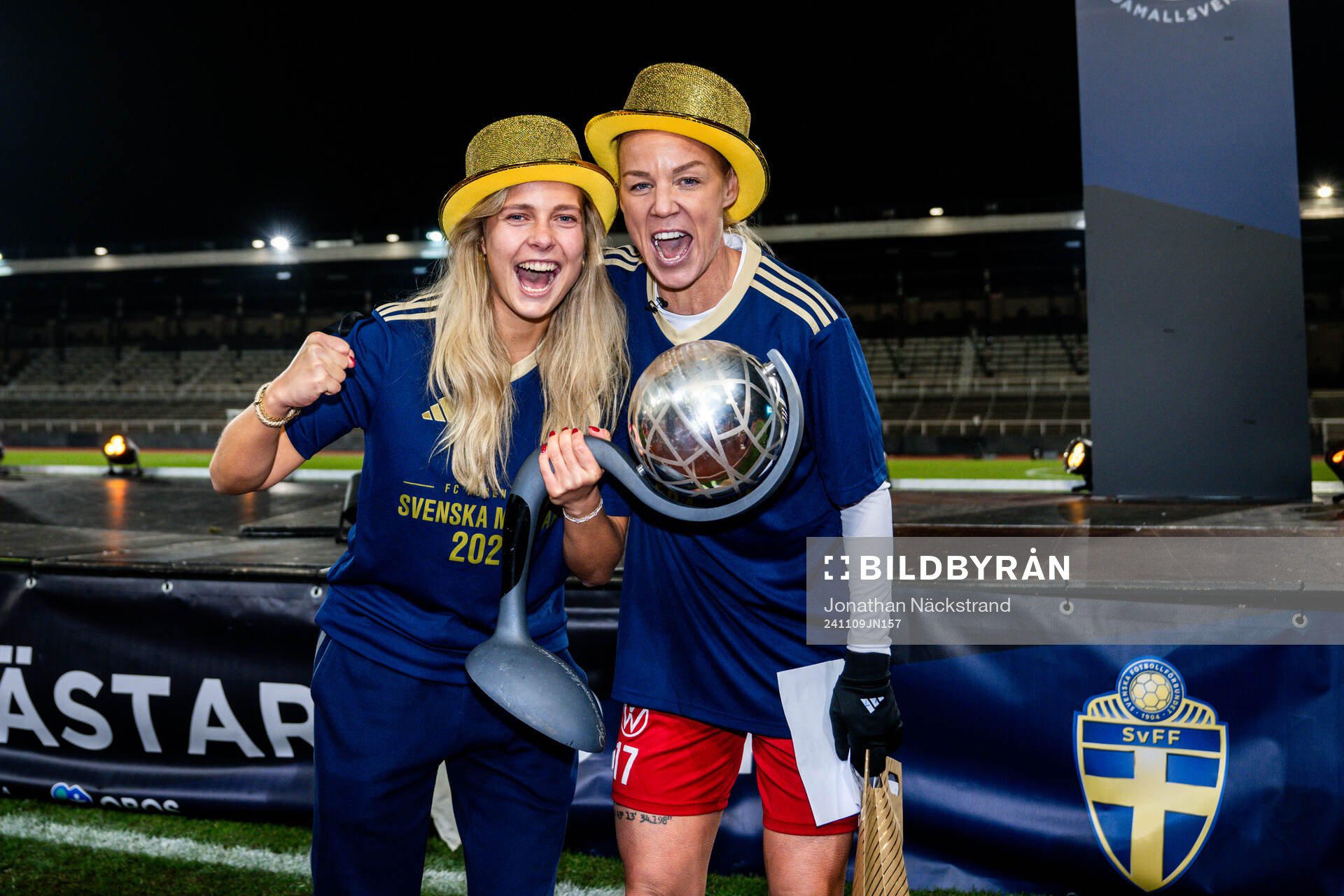 Rosengårds Caroline Seger jublar med Kronprinsessan Victorias pokal efter fotbollsmatchen i Damallsvenskan mellan Djurgården och Rosengård den 9 november 2024 i Stockholm. 