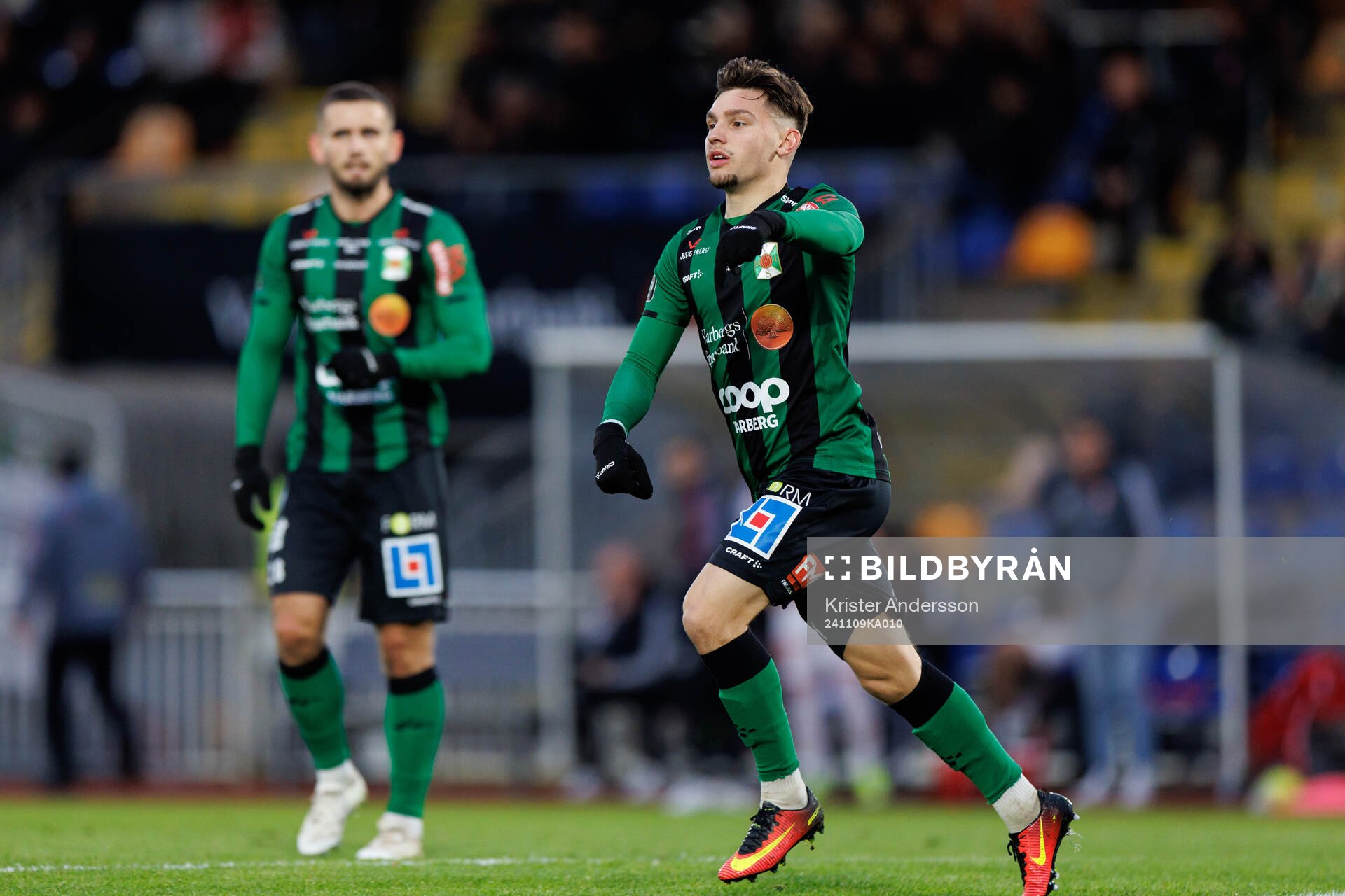 Varbergs Isak Bjerkebo jublar efter 1-1 under fotbollsmatchen i Superettan mellan Varberg och Sandvikens IF den 9 november 2024 i Varberg.