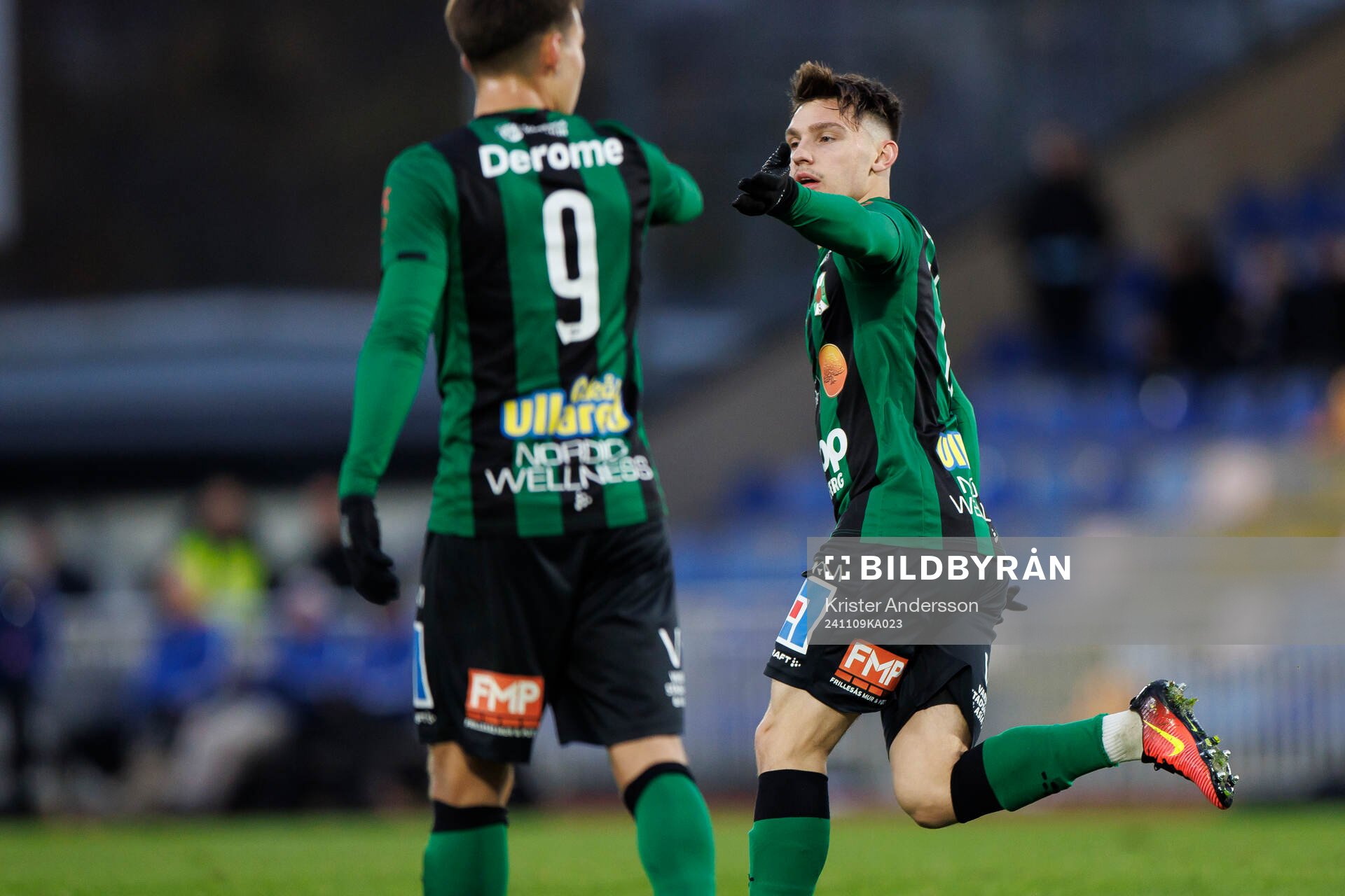 Varbergs Isak Bjerkebo jublar efter 1-1 under fotbollsmatchen i Superettan mellan Varberg och Sandvikens IF den 9 november 2024 i Varberg.