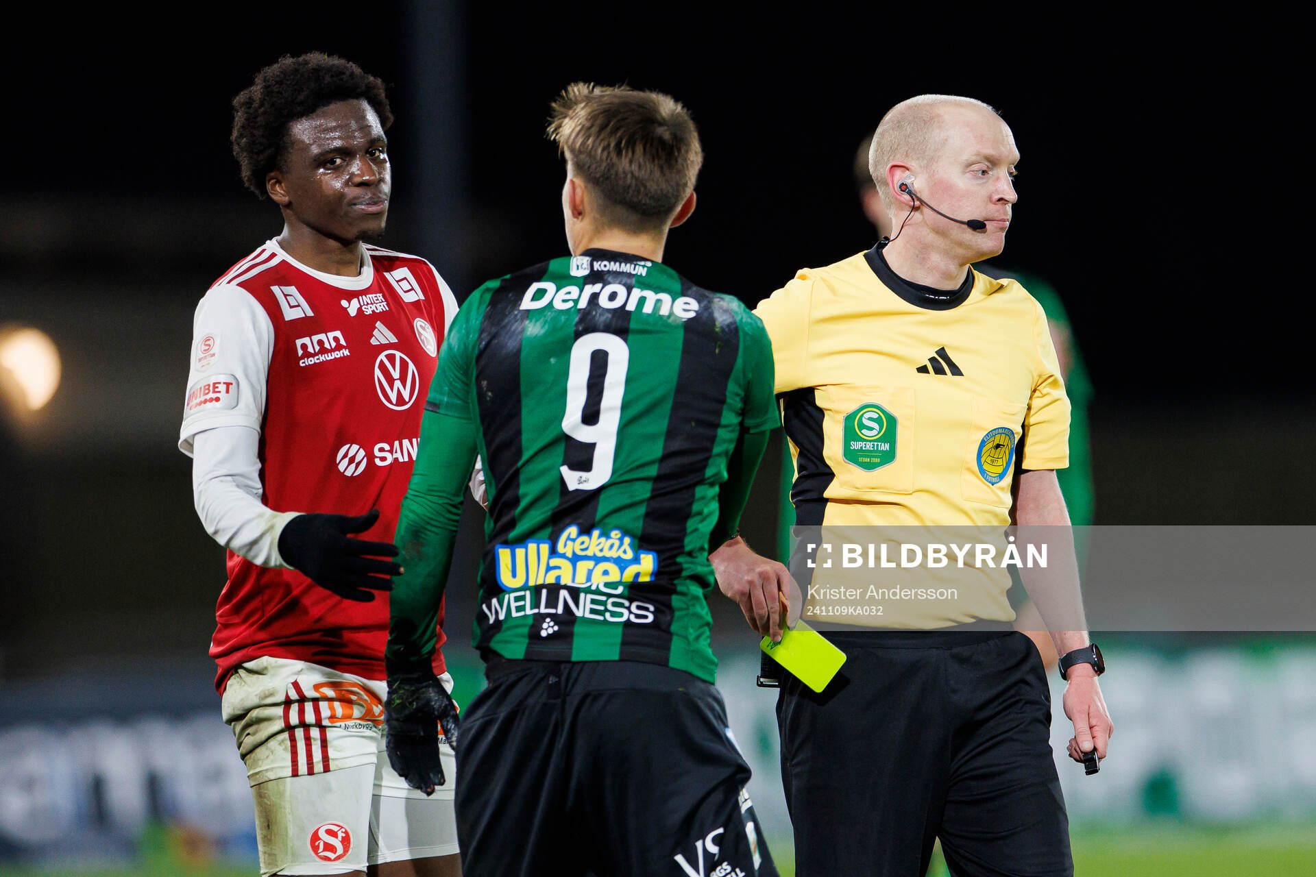 Sandvikens IFs Calvin Kabuye får gult kort av domare Per