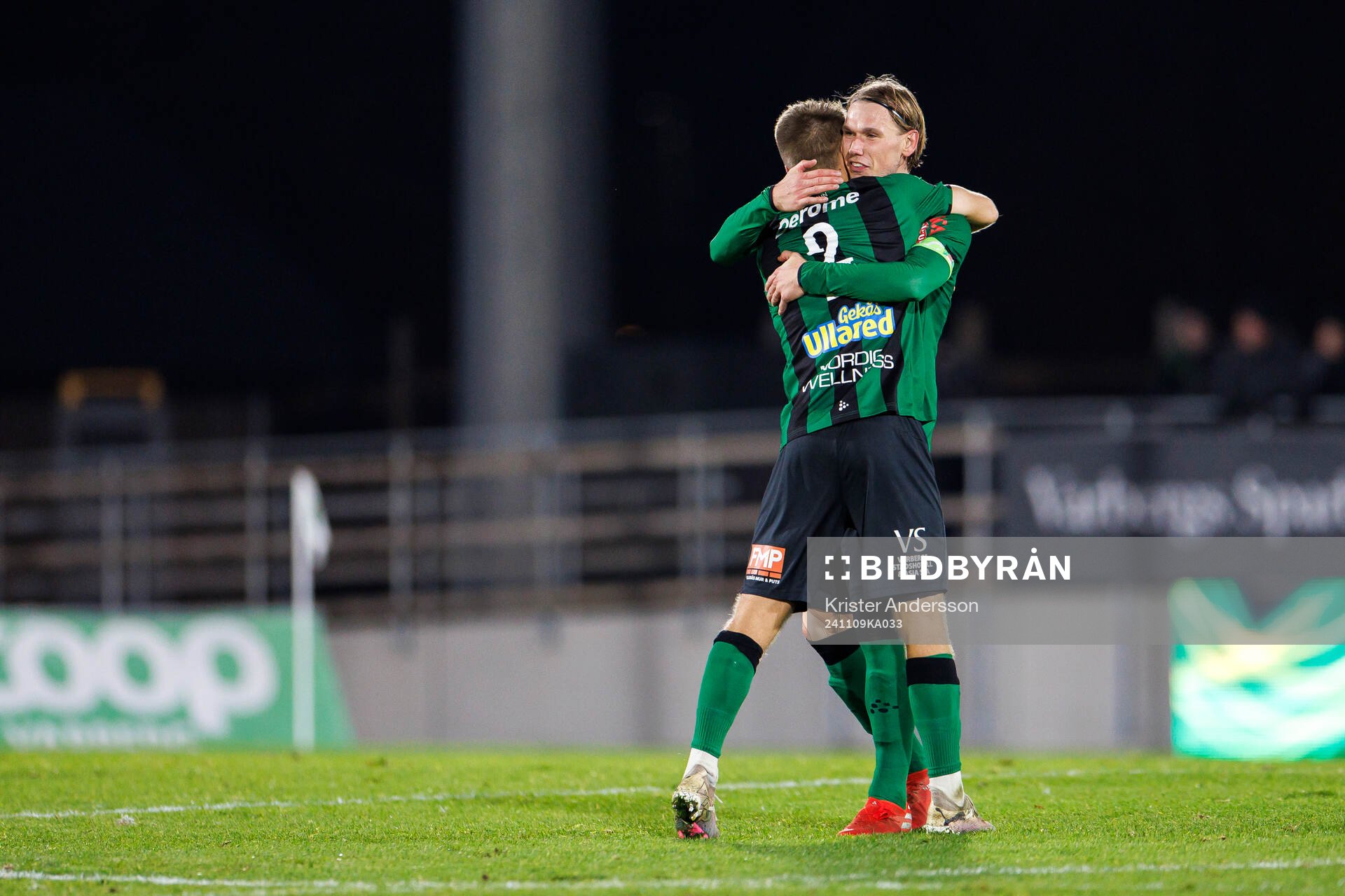 Varbergs Gustav Broman och Hampus Zackrisson jublar efter fotbollsmatchen i Superettan mellan Varberg och Sandvikens IF den 9 november 2024 i Varberg.