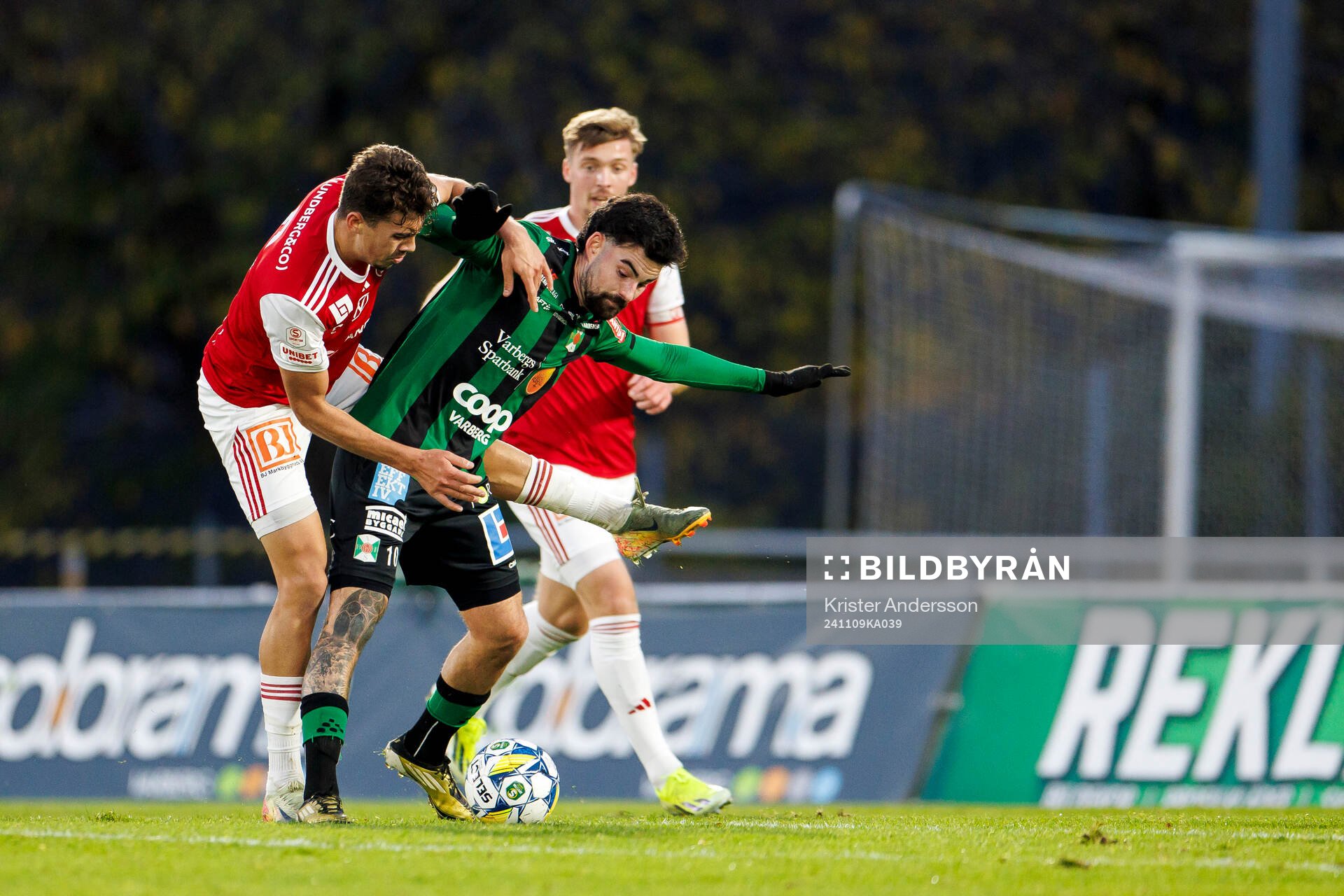 Sandvikens IFs Liam Vabö och Varbergs Diego Montiel