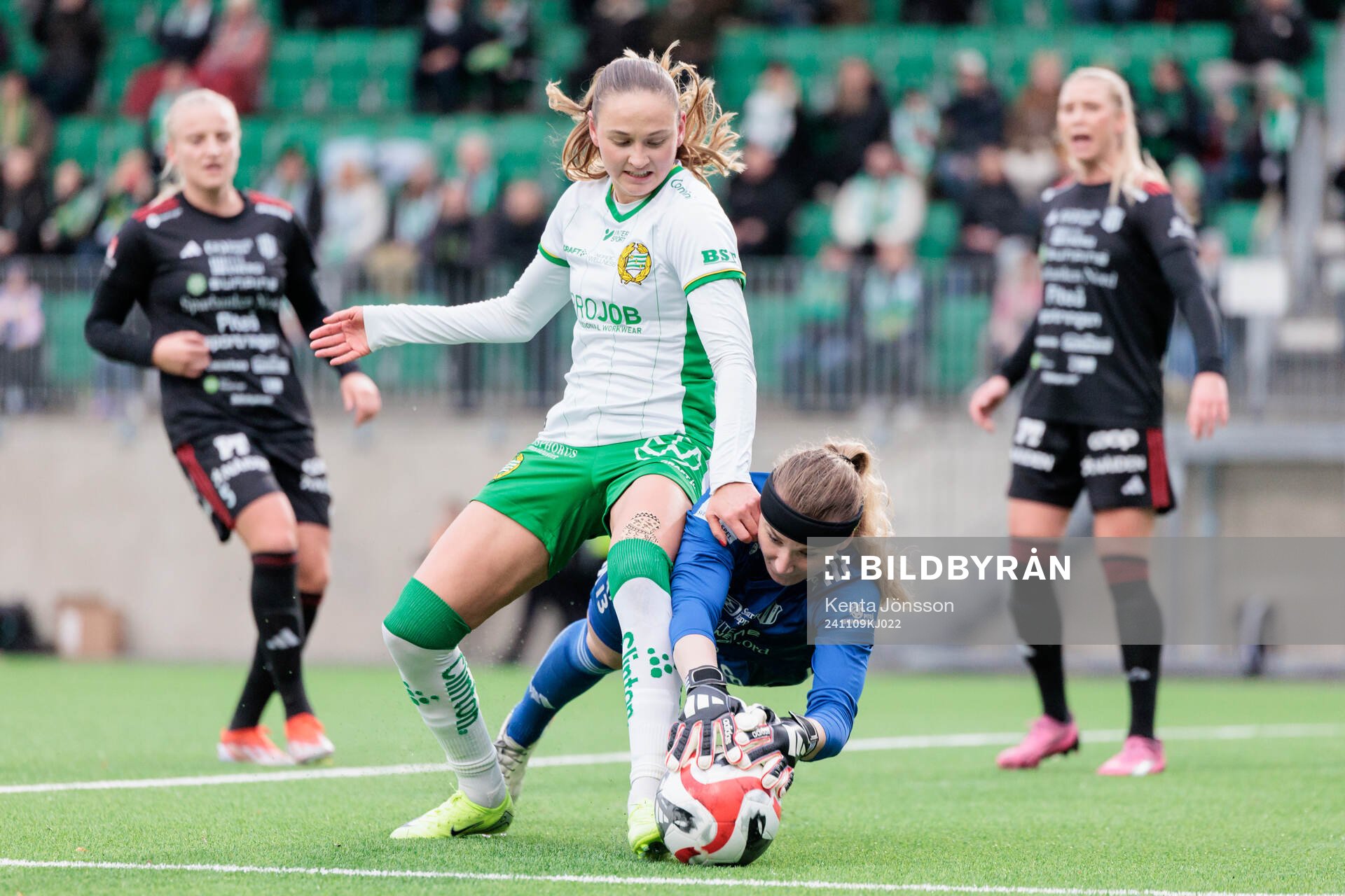 Hammarbys Vilde Hasund och Piteås målvakt Samantha