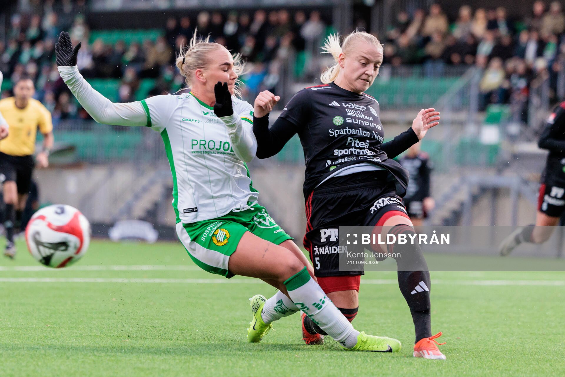 Hammarbys Cathinka Tandberg och Piteås Wilma Carlsson under fotbollsmatchen i Damallsvenskan mellan Hammarby och Piteå den 9 november 2024 i Stockholm.