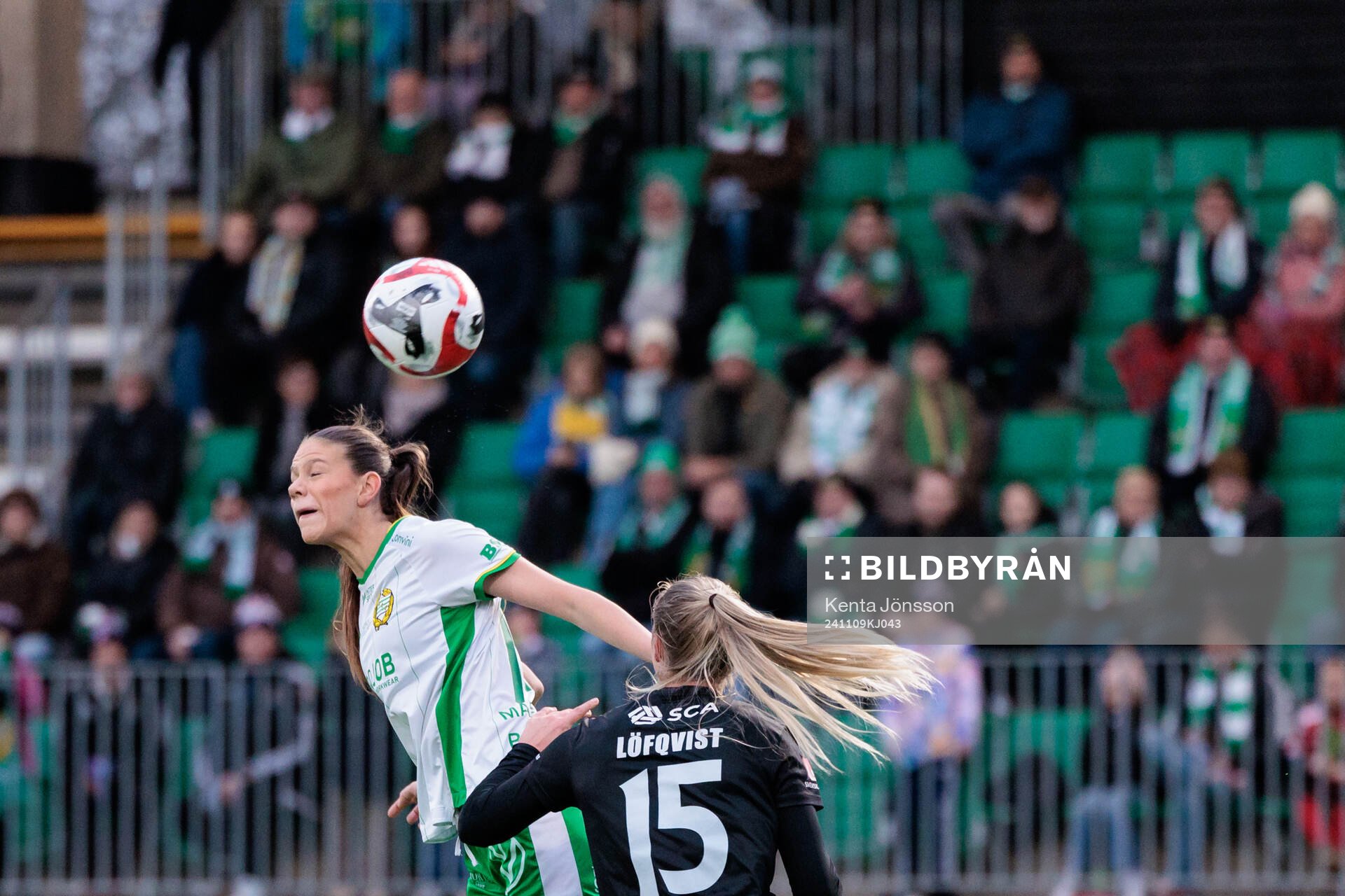 Hammarbys Bella Andersson nickar bollen till 1-0