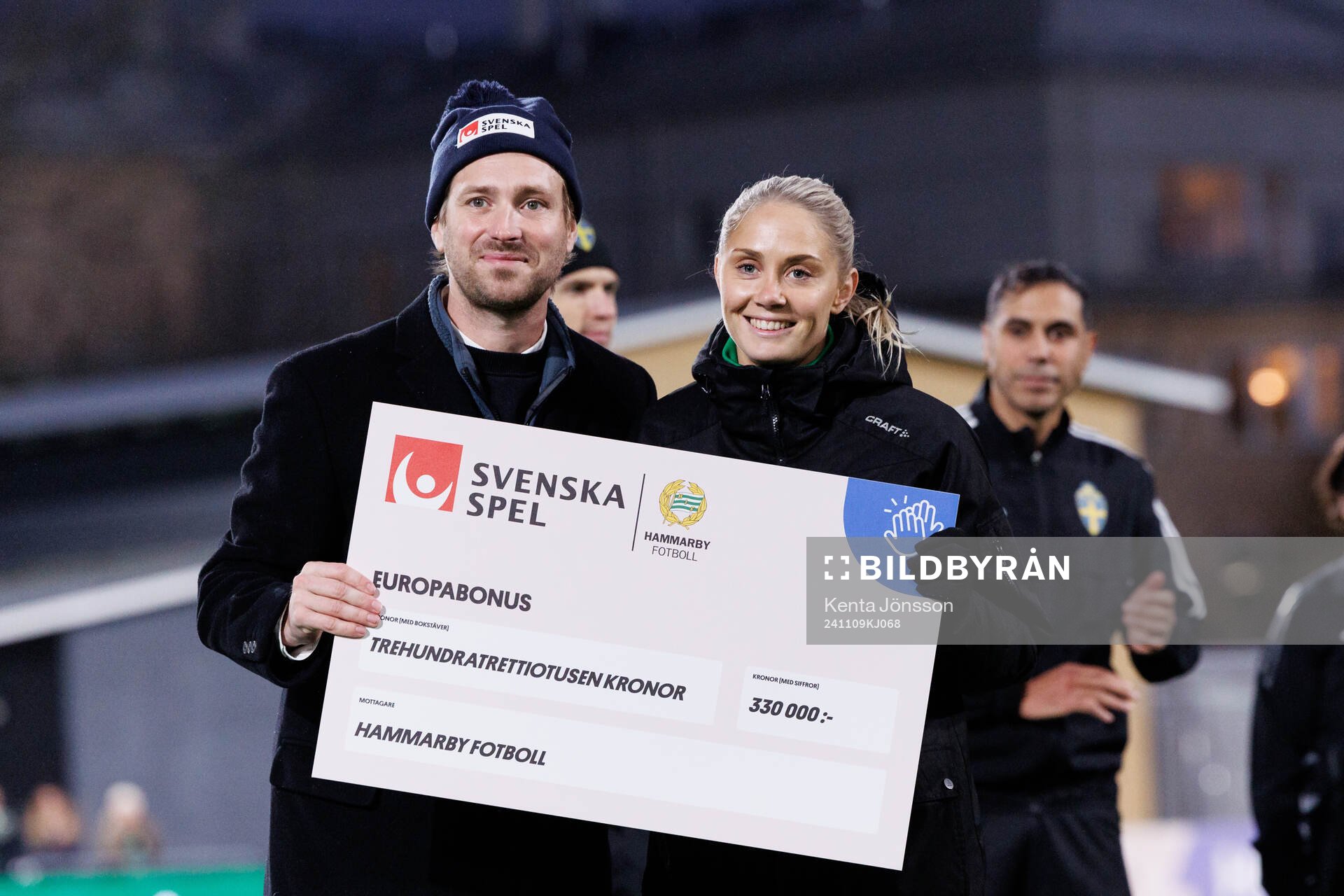Hammarbys Alice Carlsson tar emot en check