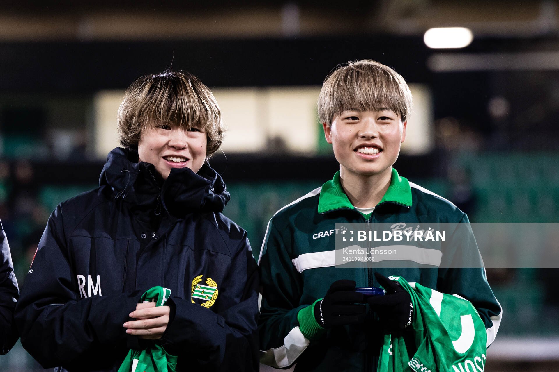 Hammarbys Asato Miyagawa och Suzu Amano efter fotbollsmatchen i Damallsvenskan mellan Hammarby och Piteå den 9 november 2024 i Stockholm. 