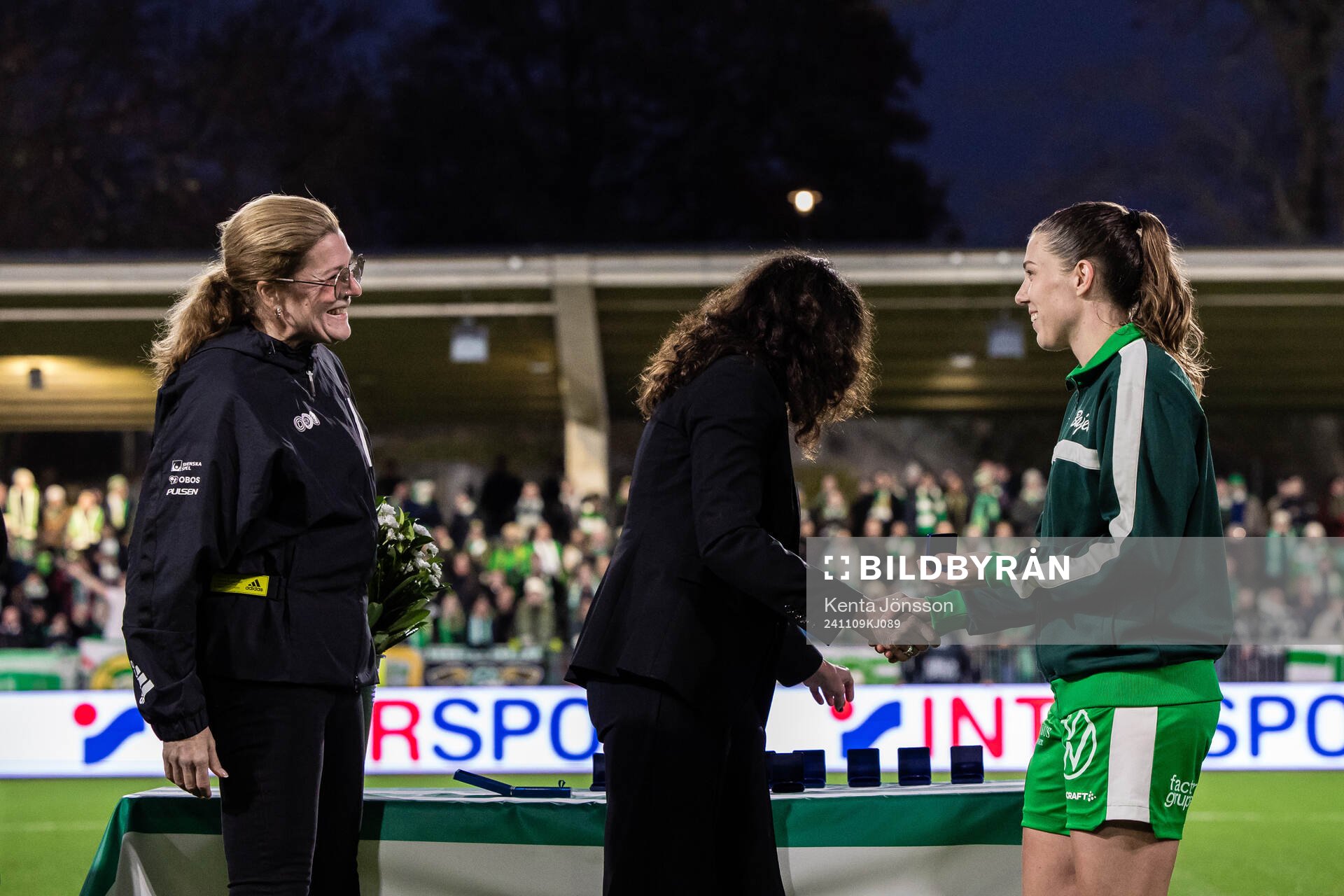 Hammarbys Emma Westin tar emot tredjepriset efter fotbollsmatchen i Damallsvenskan mellan Hammarby och Piteå den 9 november 2024 i Stockholm.